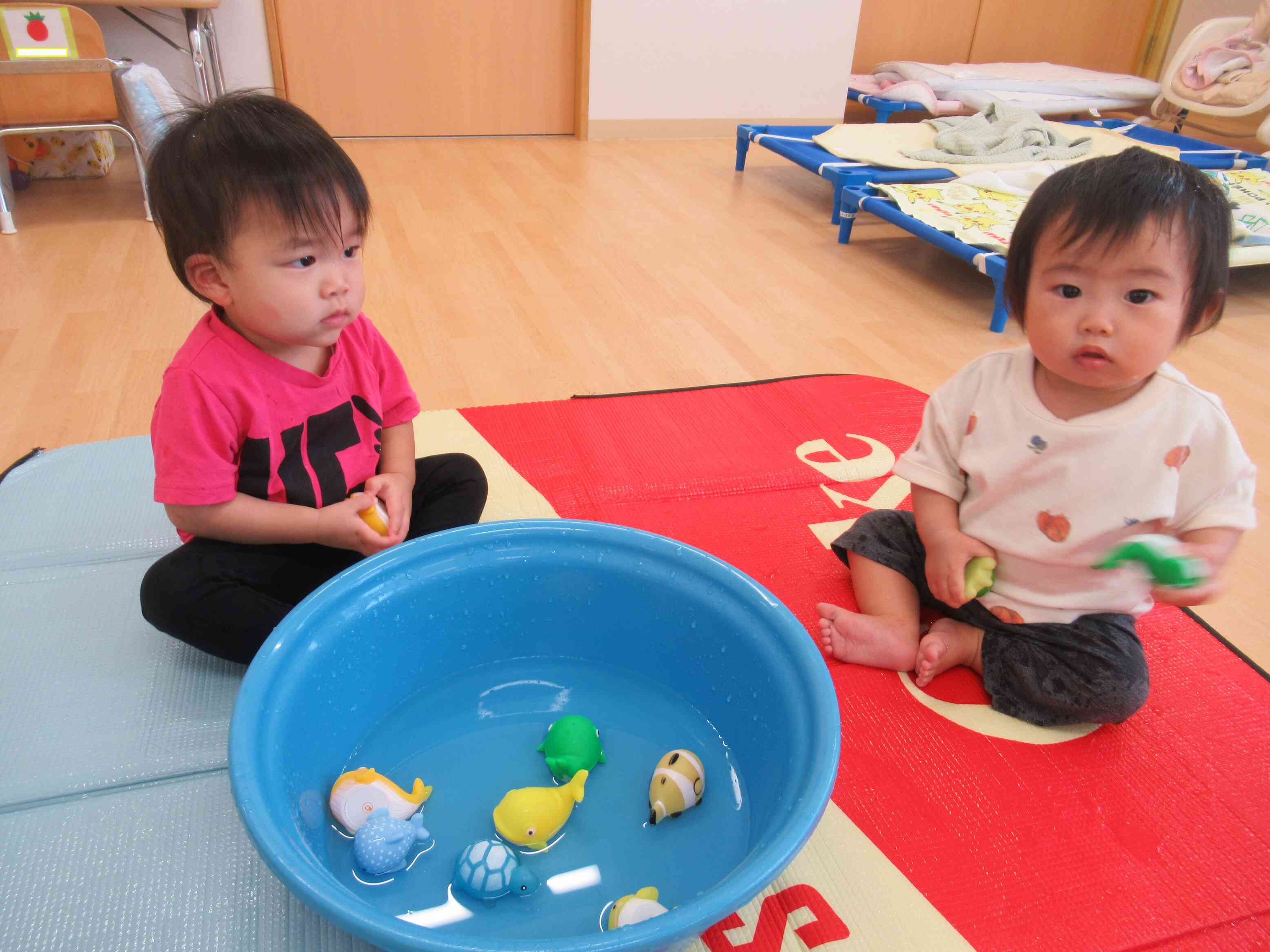 ０歳児さんたちも室内で水遊び