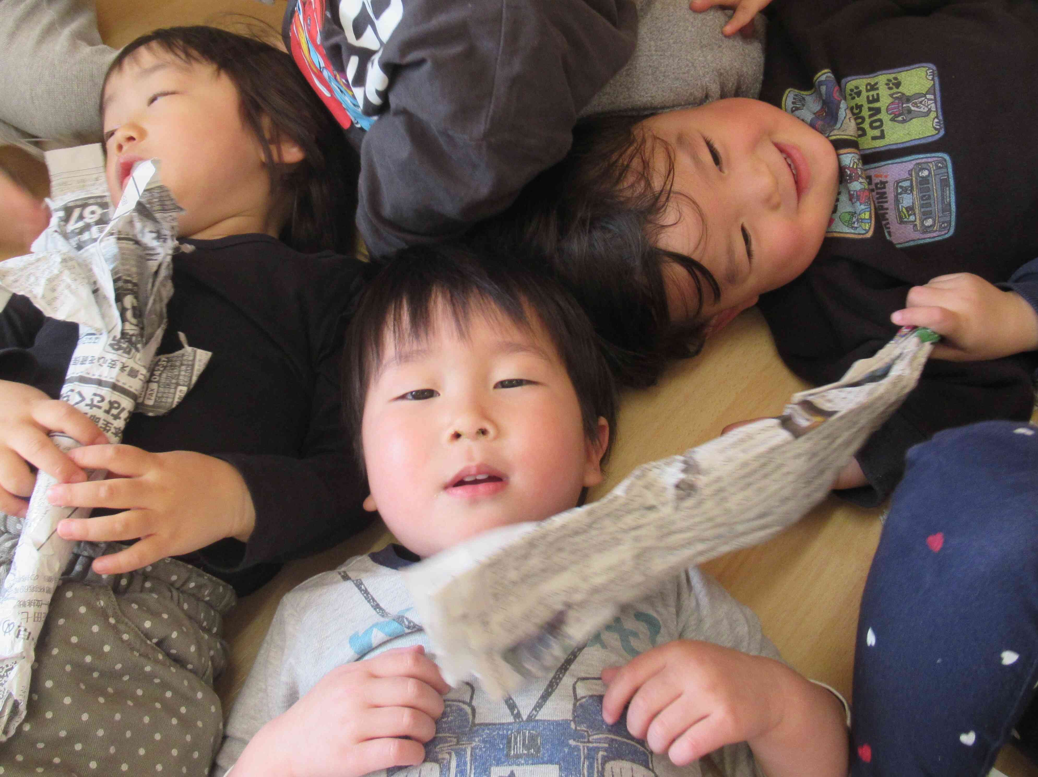 新聞紙で遊んだよ