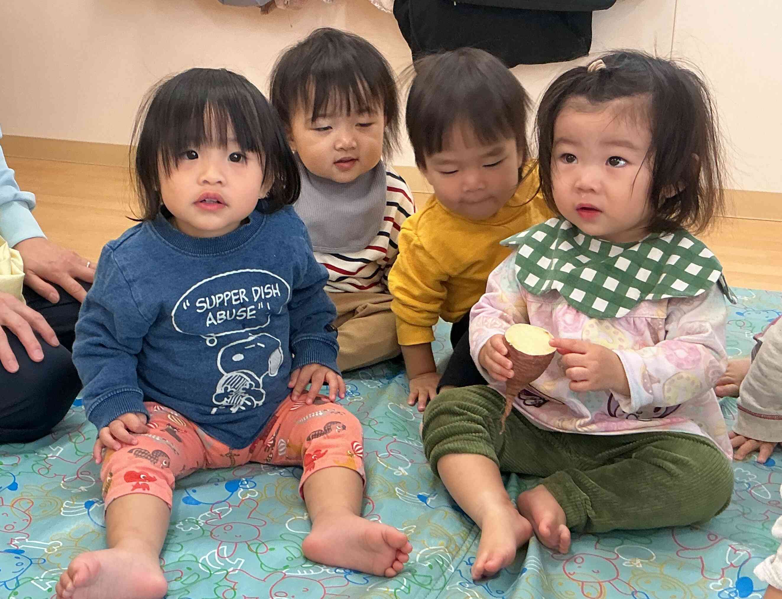 0歳児の子どもたちもお話を聞いたよ