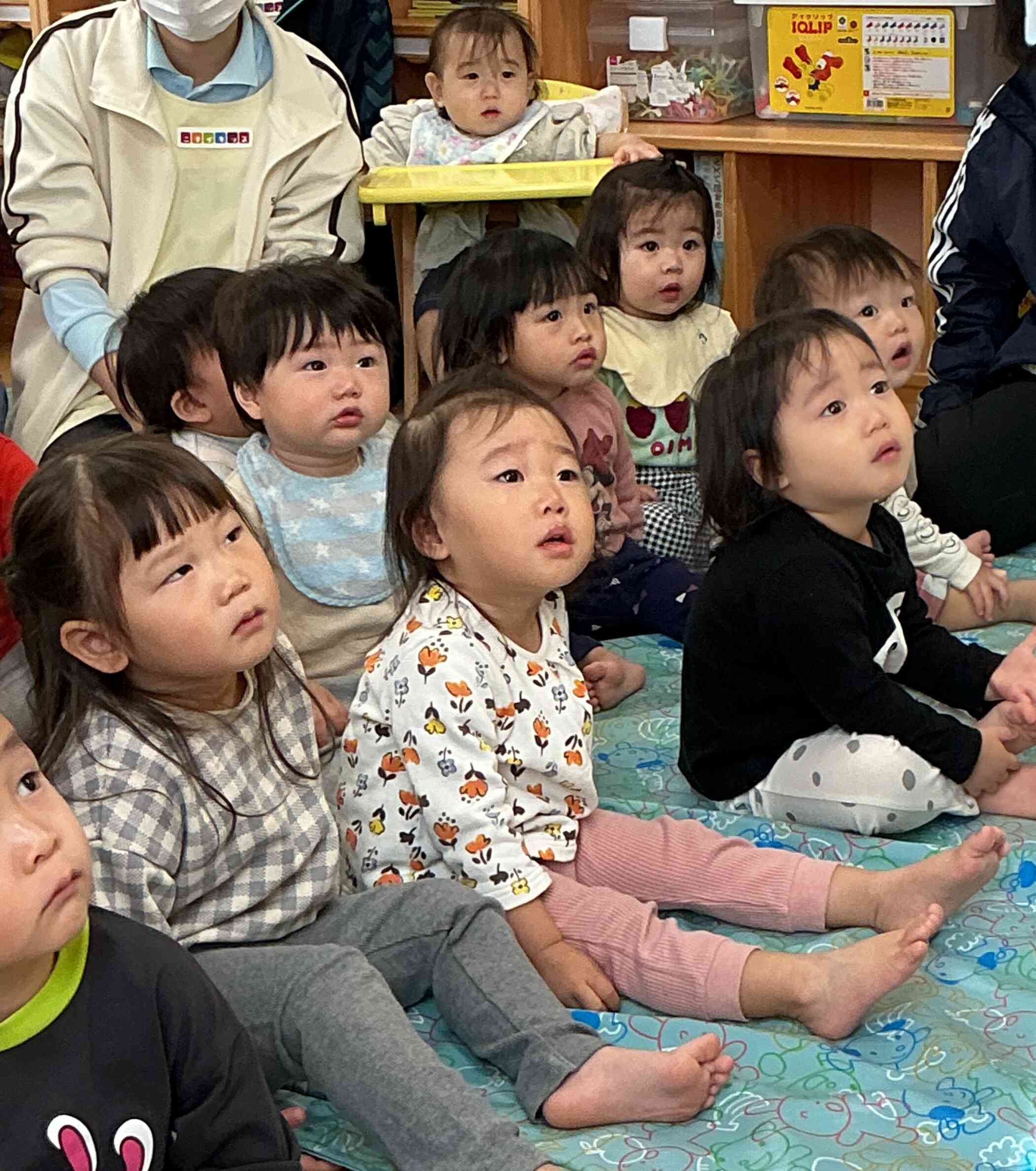 真剣に聞く０・１歳児の子どもたち