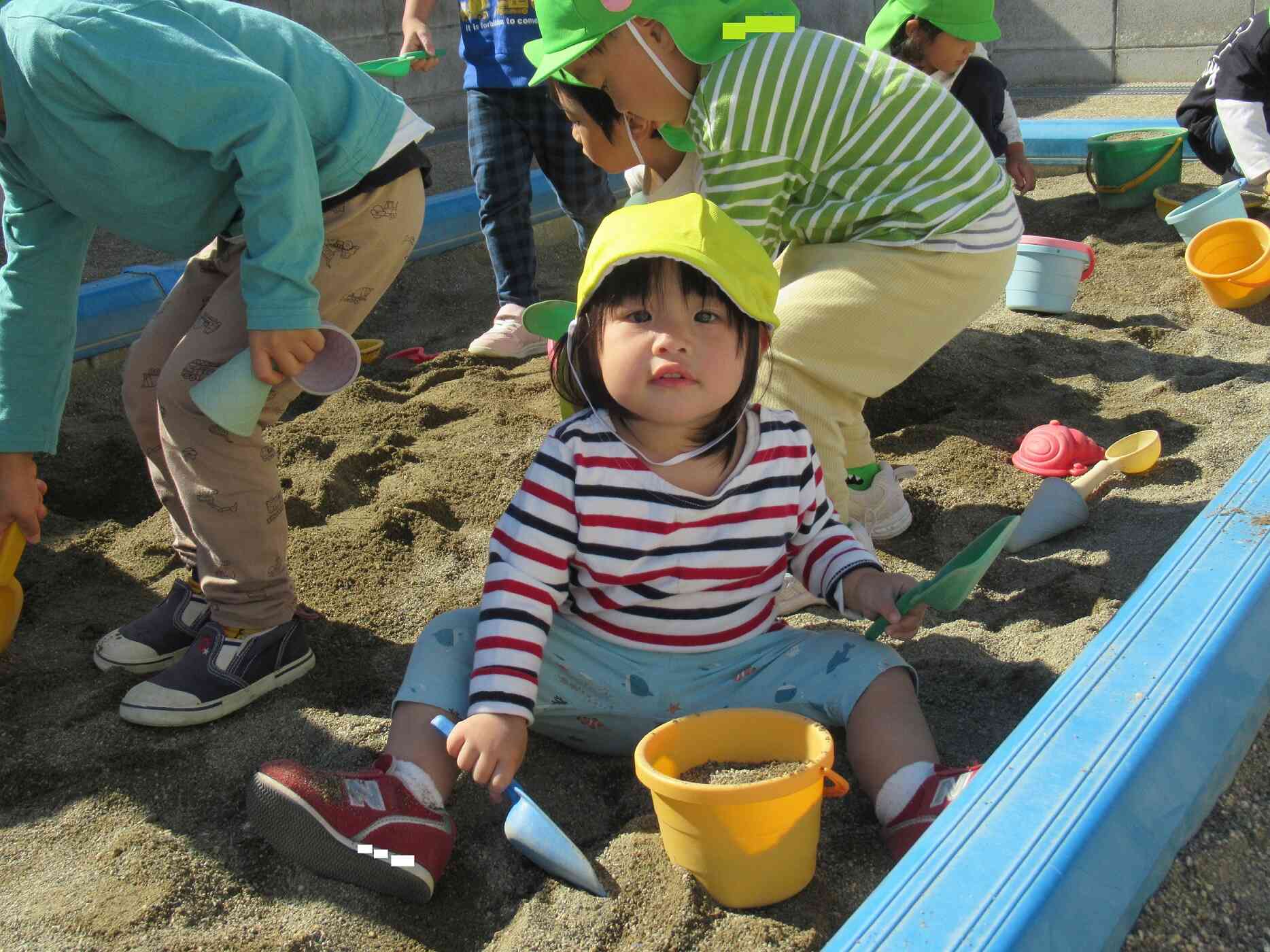 お兄ちゃんたちと砂遊び