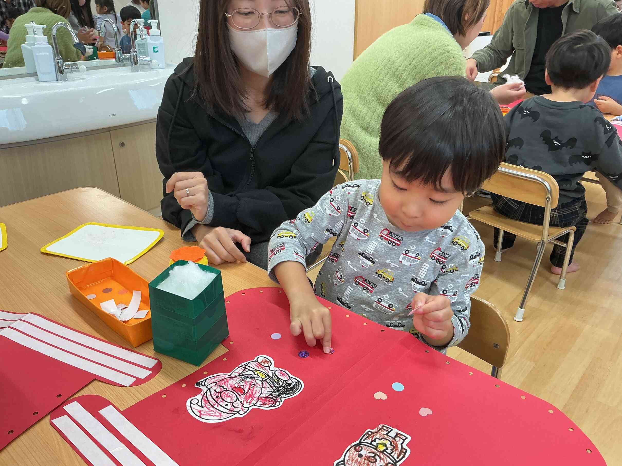 シールを貼って飾り付け