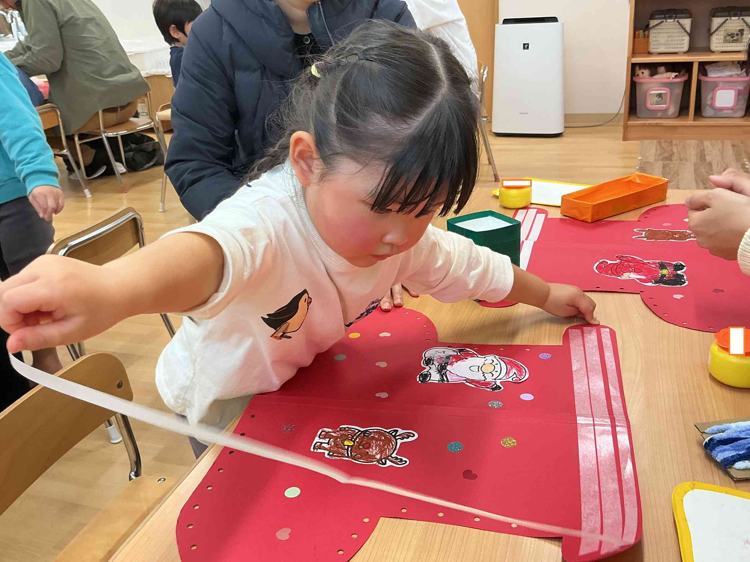 両面テープをはがすよ