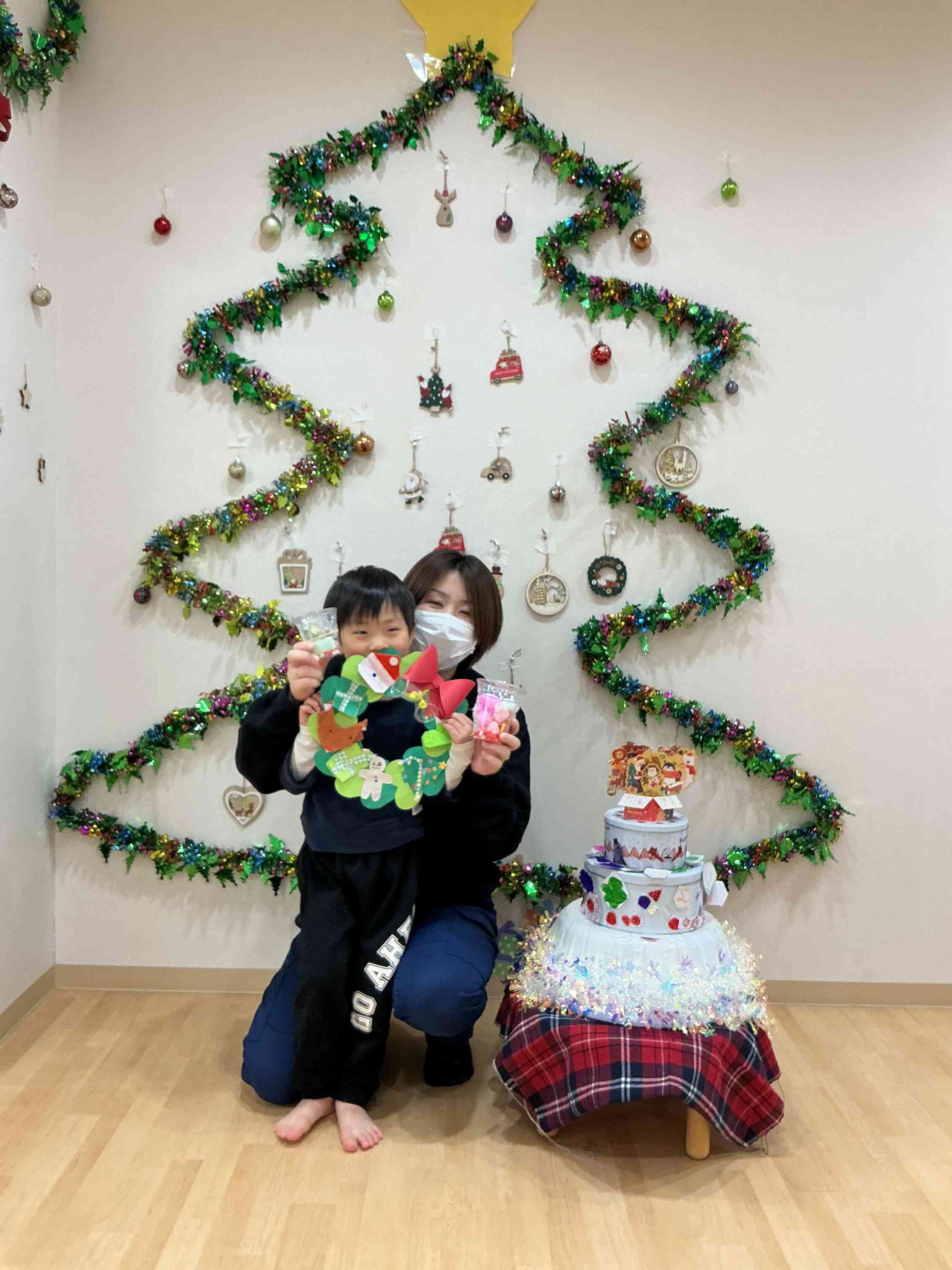 作ったリースとケーキと一緒に