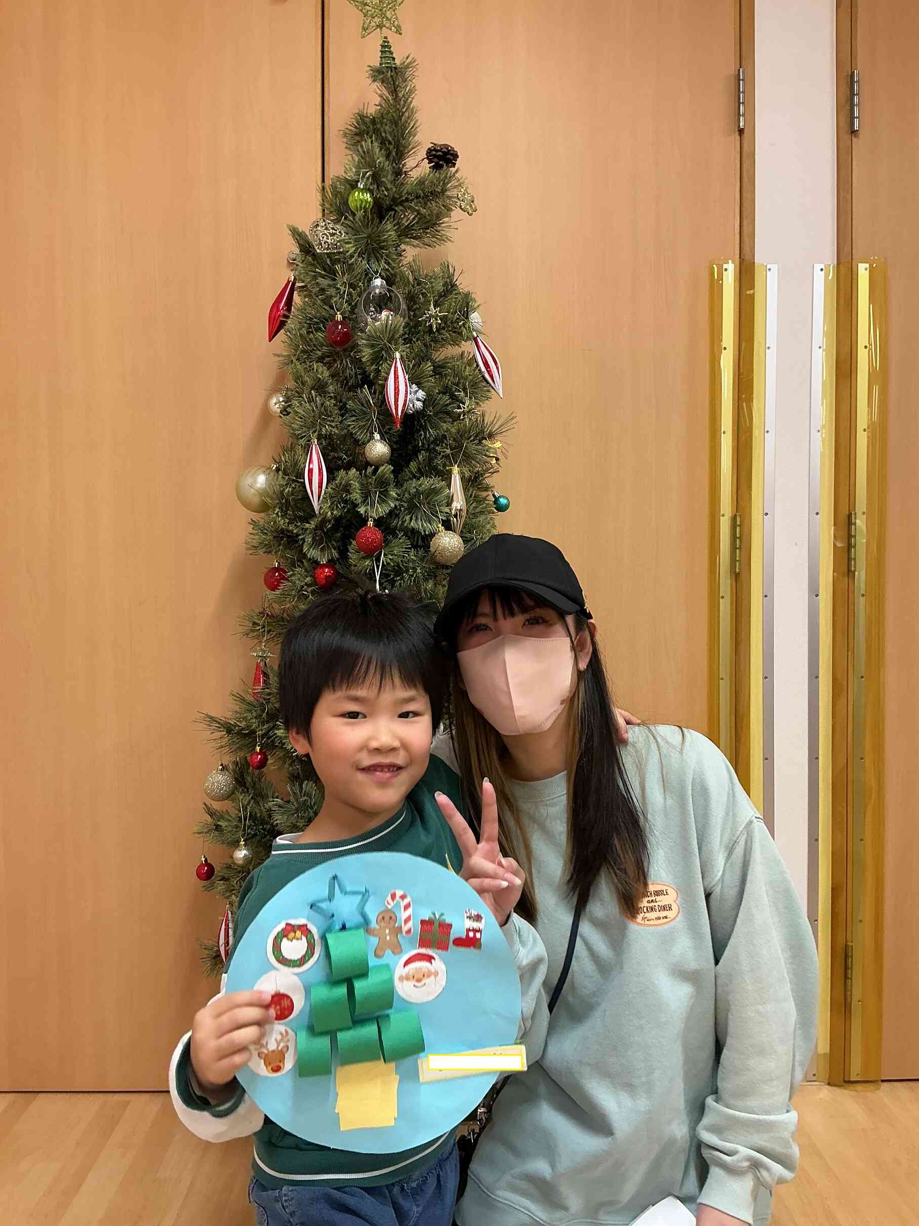 ツリーの前で写真撮影