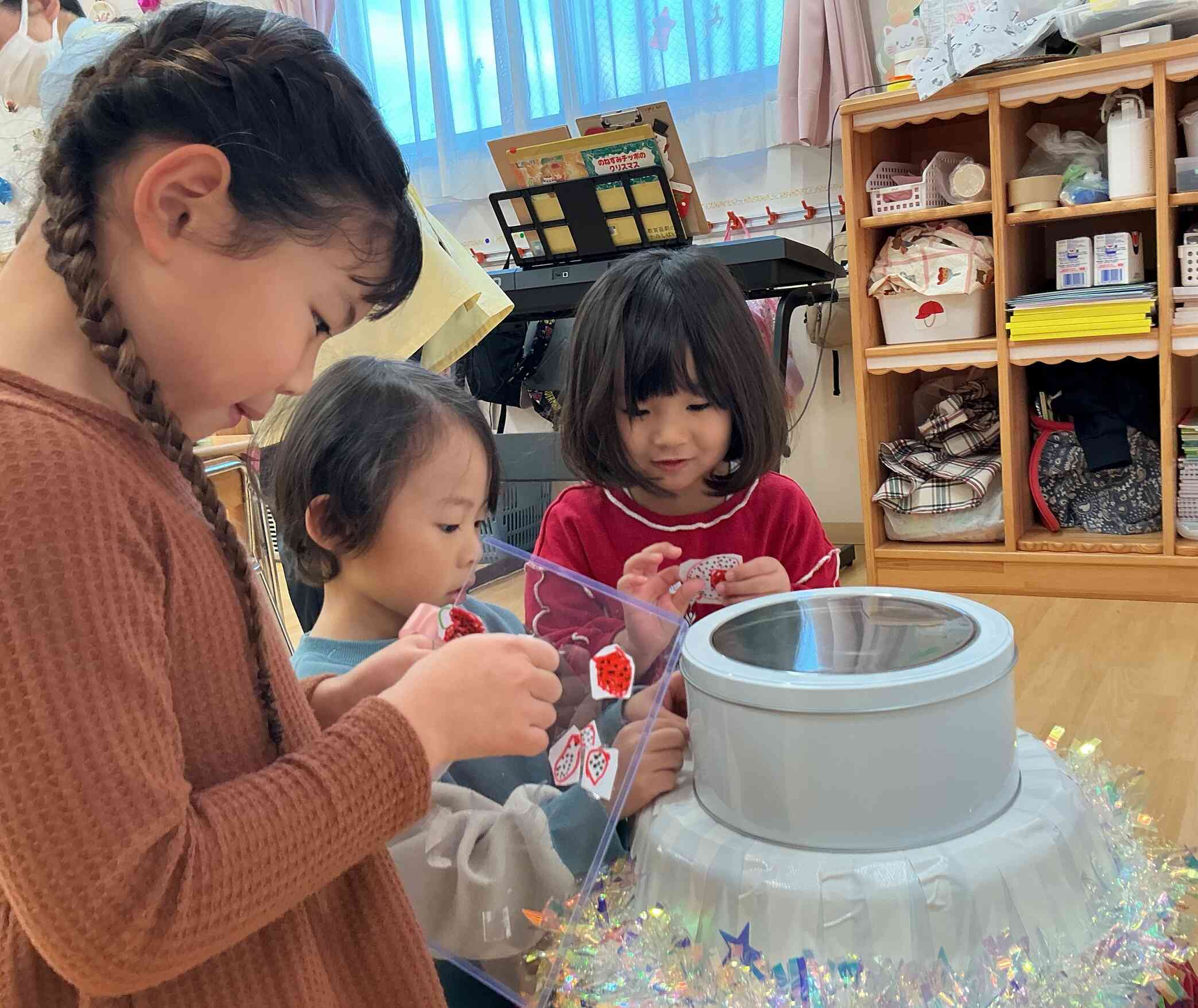 ケーキに飾り付けをしたよ