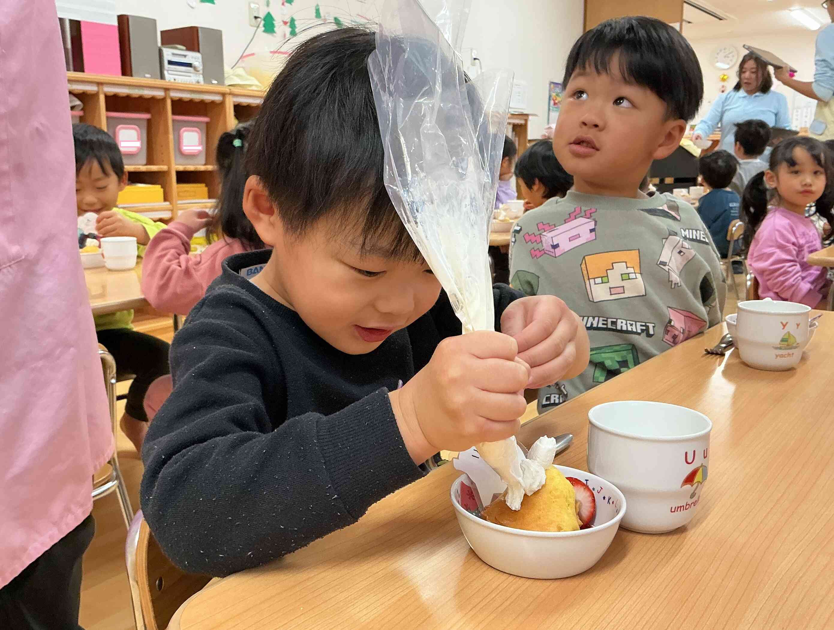 クリーム絞るぞ~!