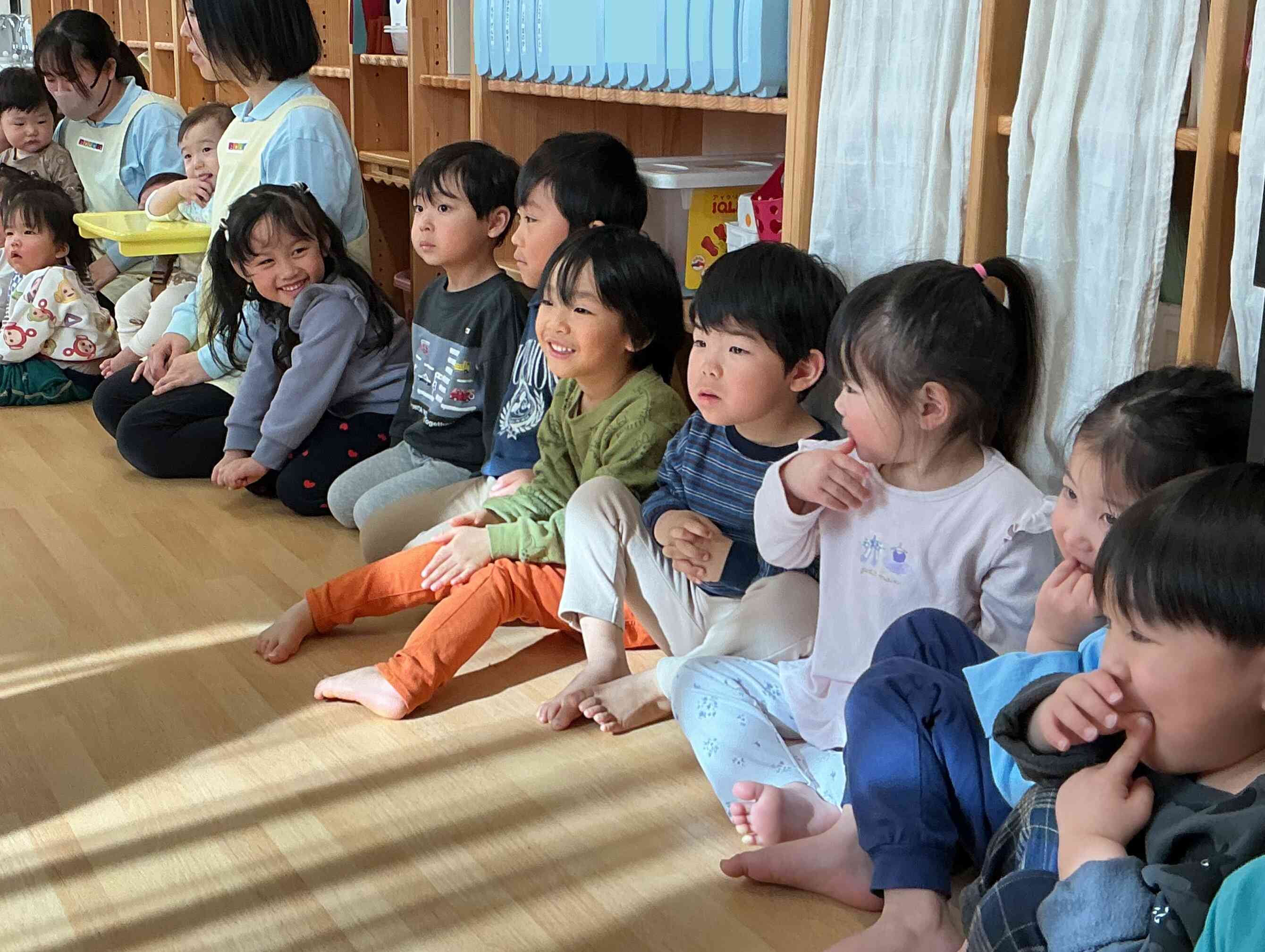 獅子舞を見守る子ども達