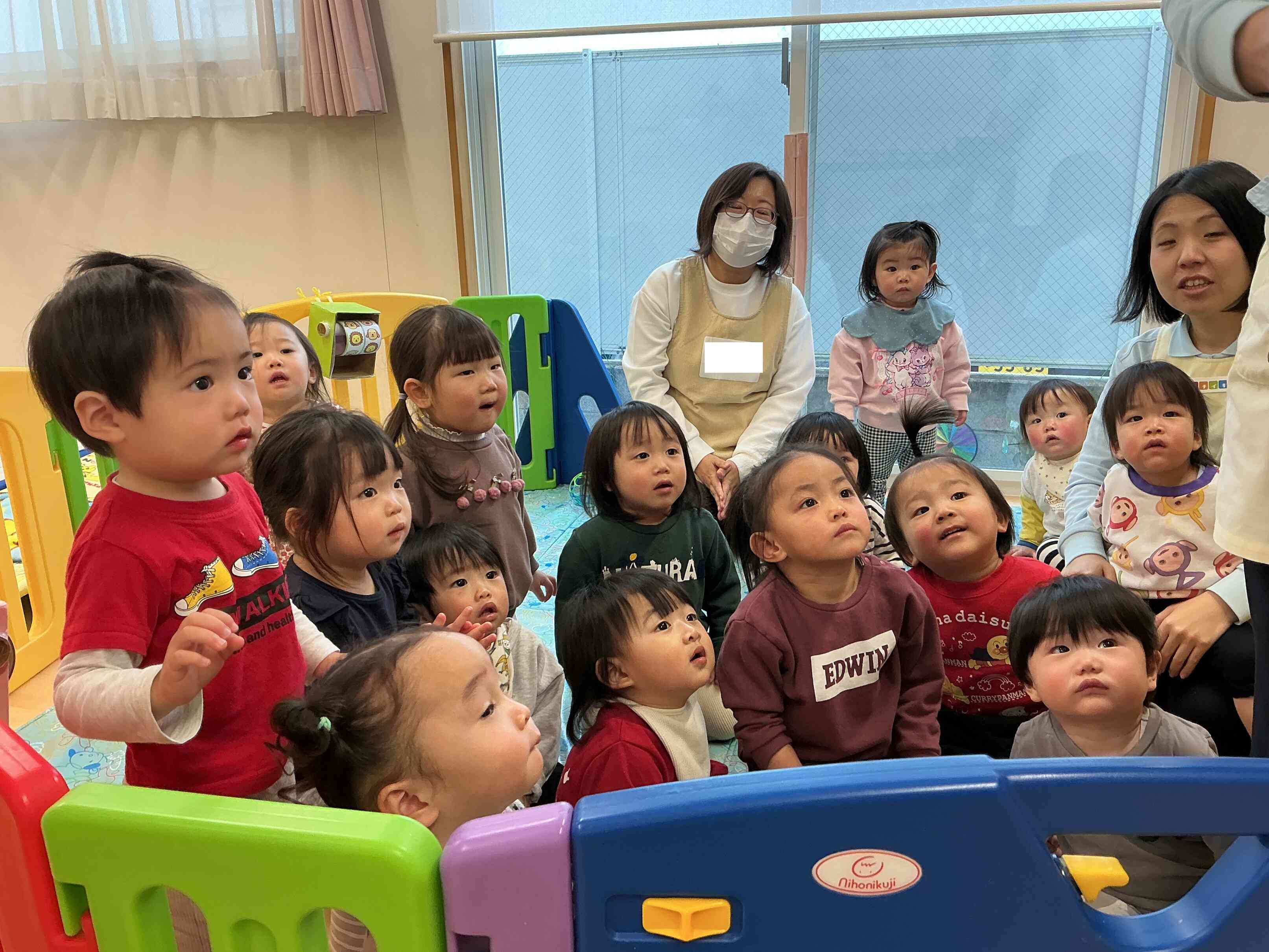 プレゼント開封の瞬間☆（０・１歳児）