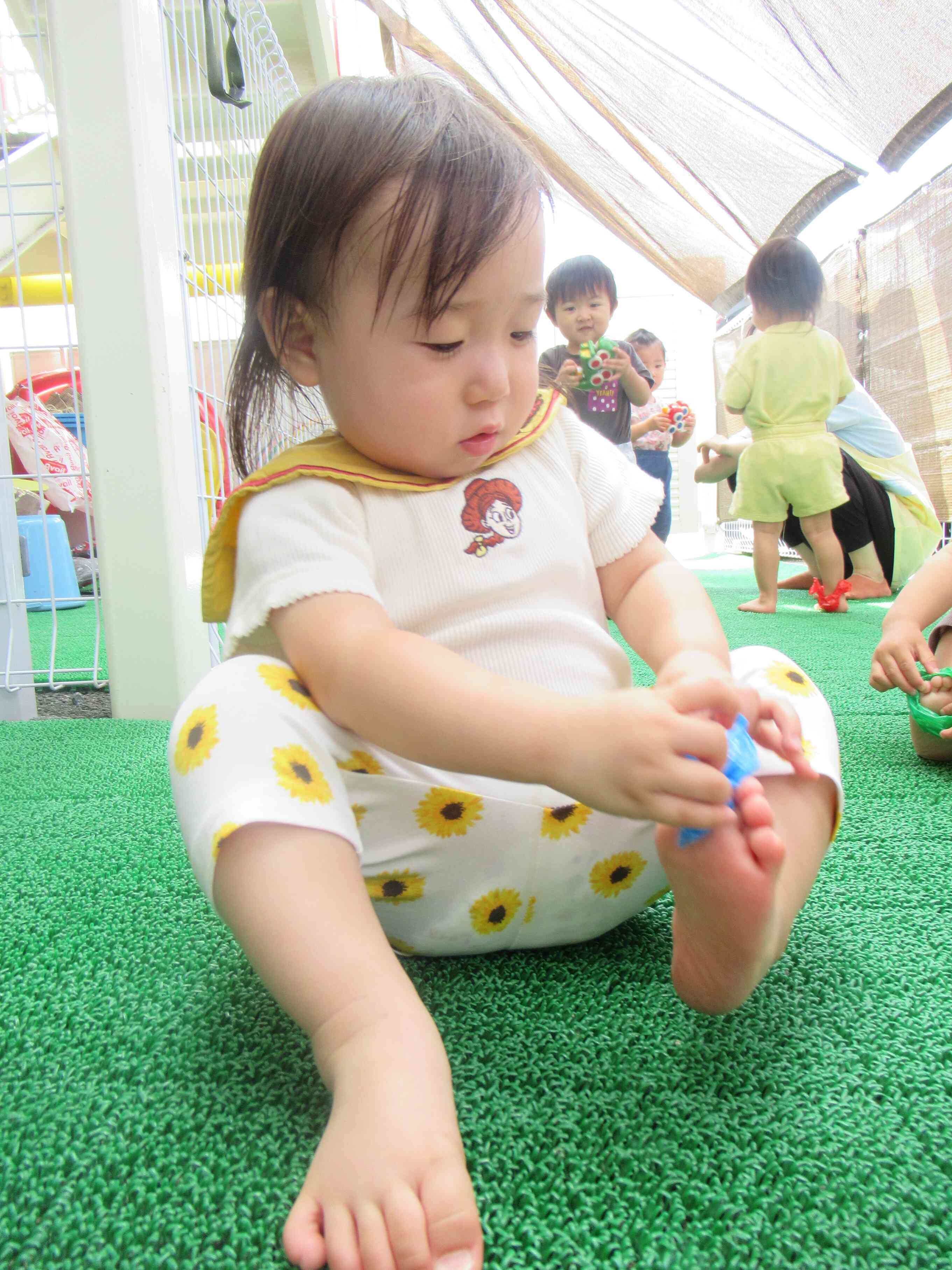 頑張ってくつ下を履く練習をしているよ☆