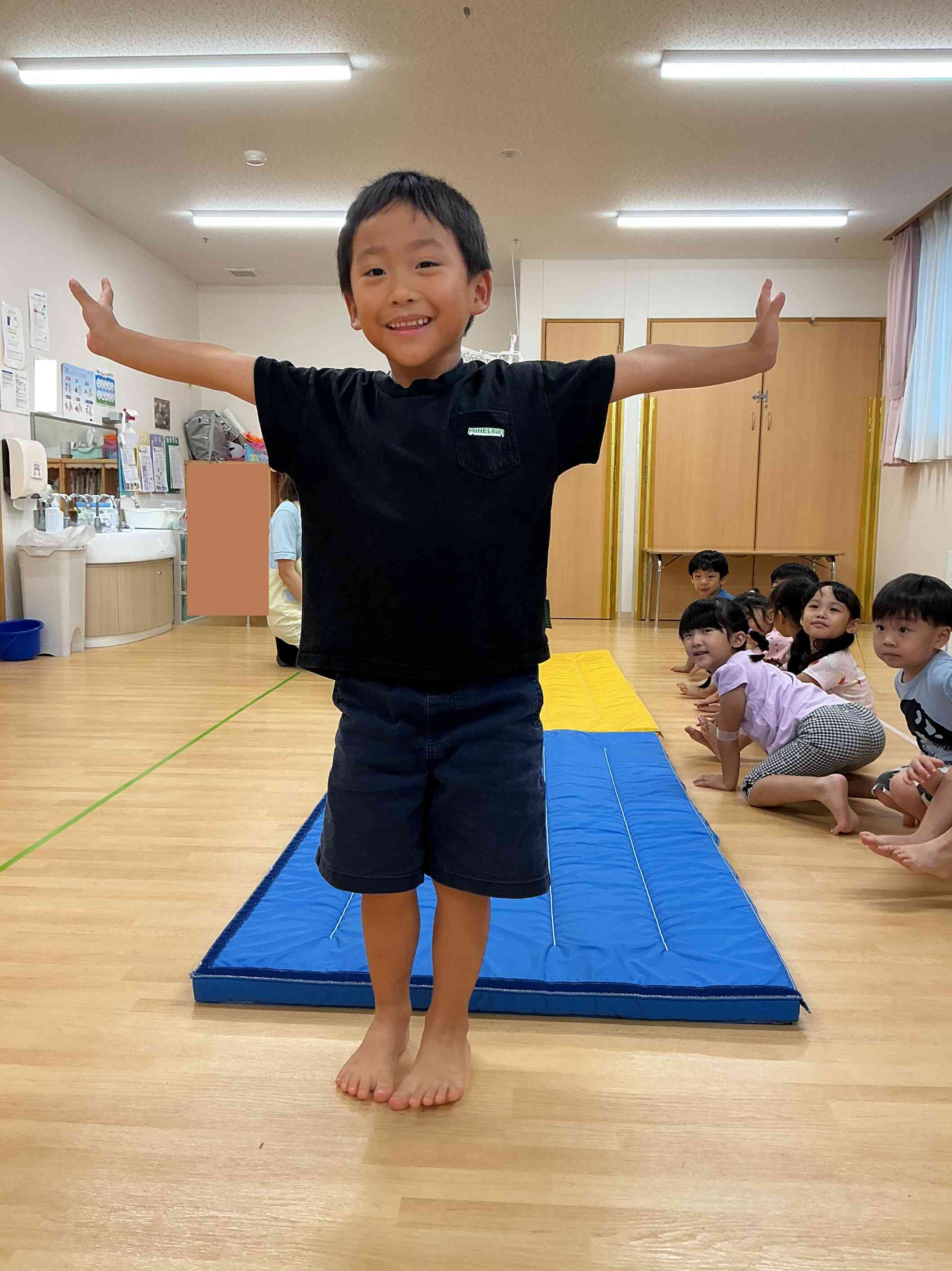 笑顔でポーズが素敵だね