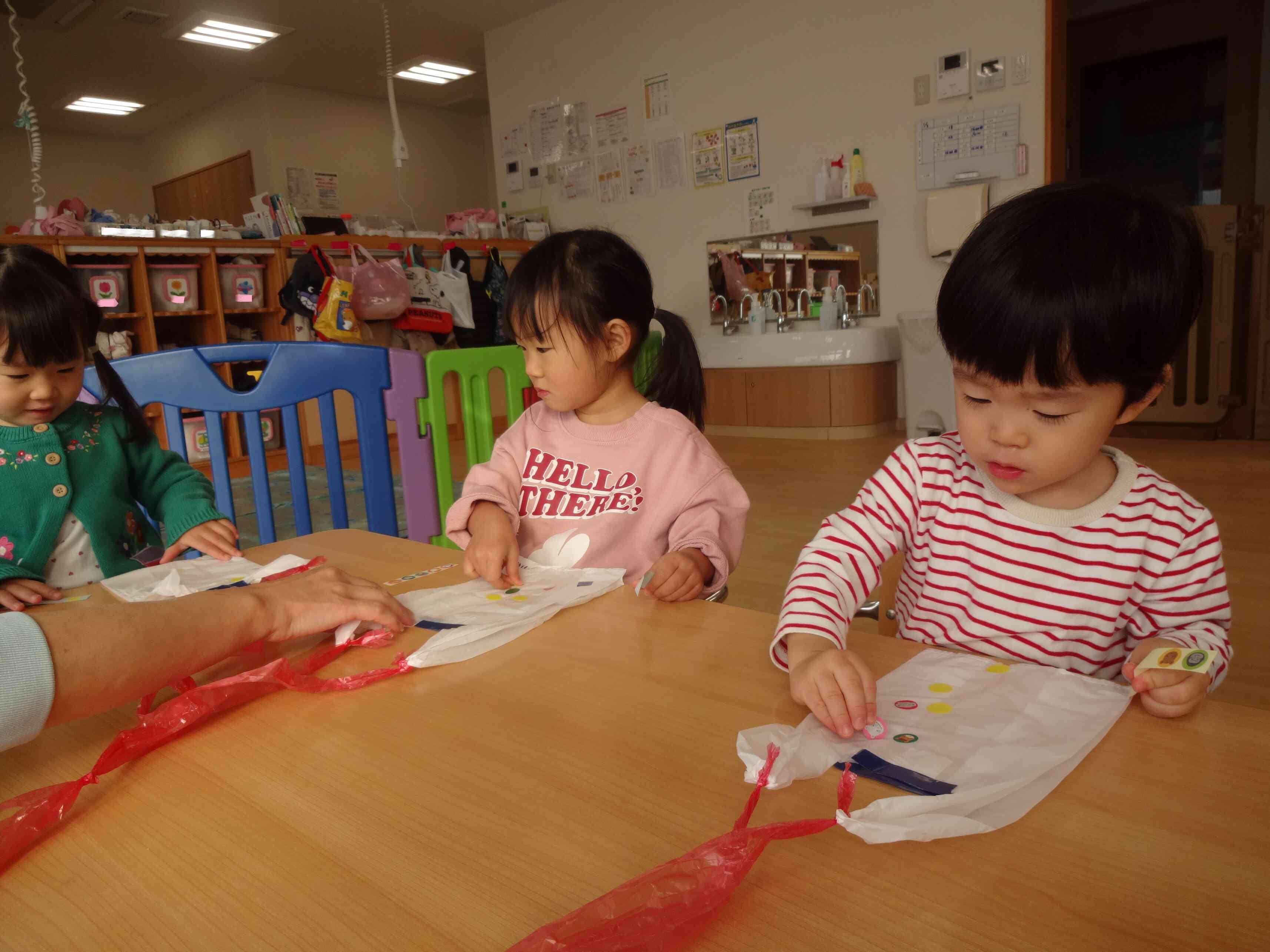 あひる組：ビニール凧製作