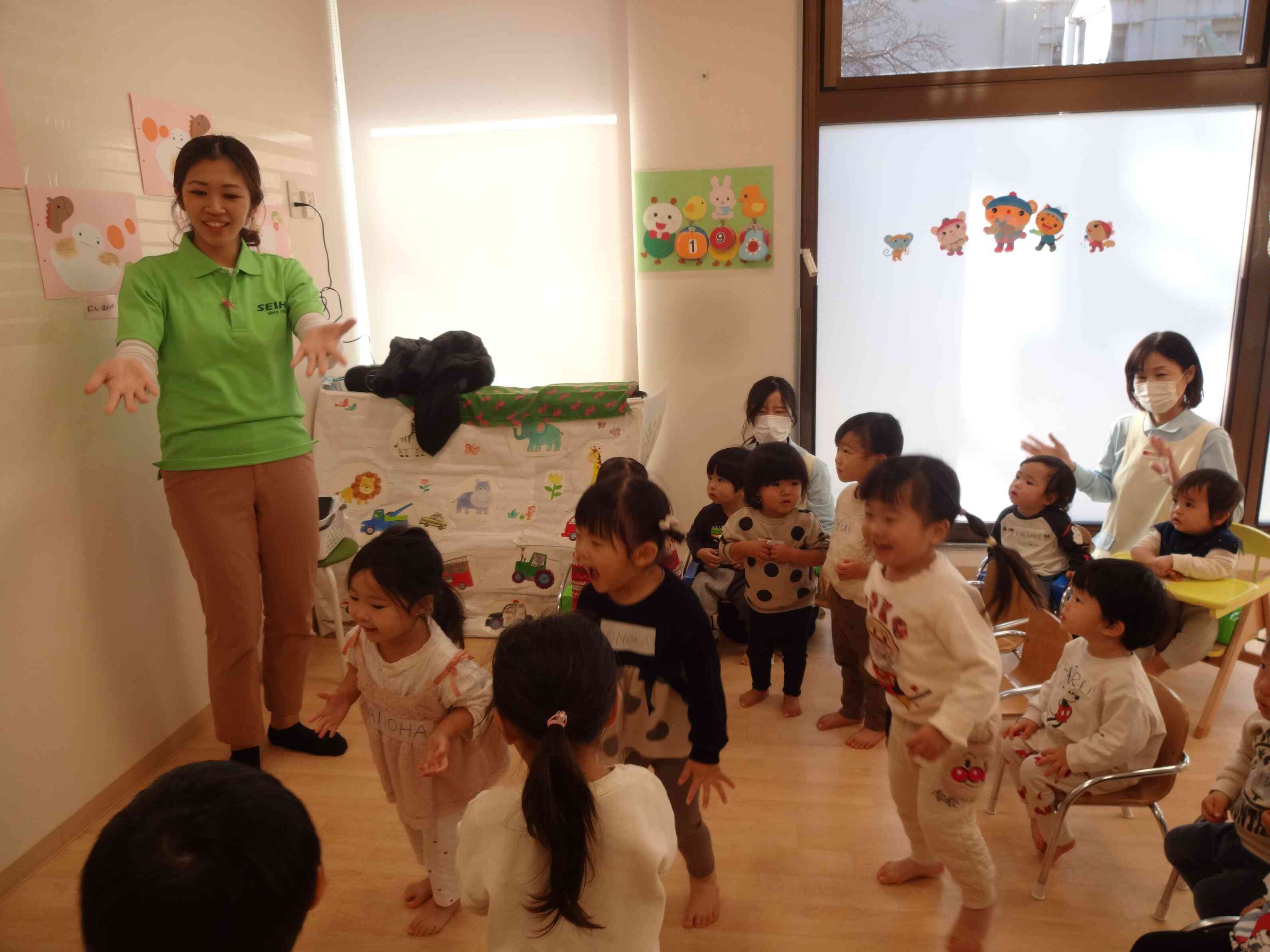 英語の曲に合わせてノリノリなみんな！！