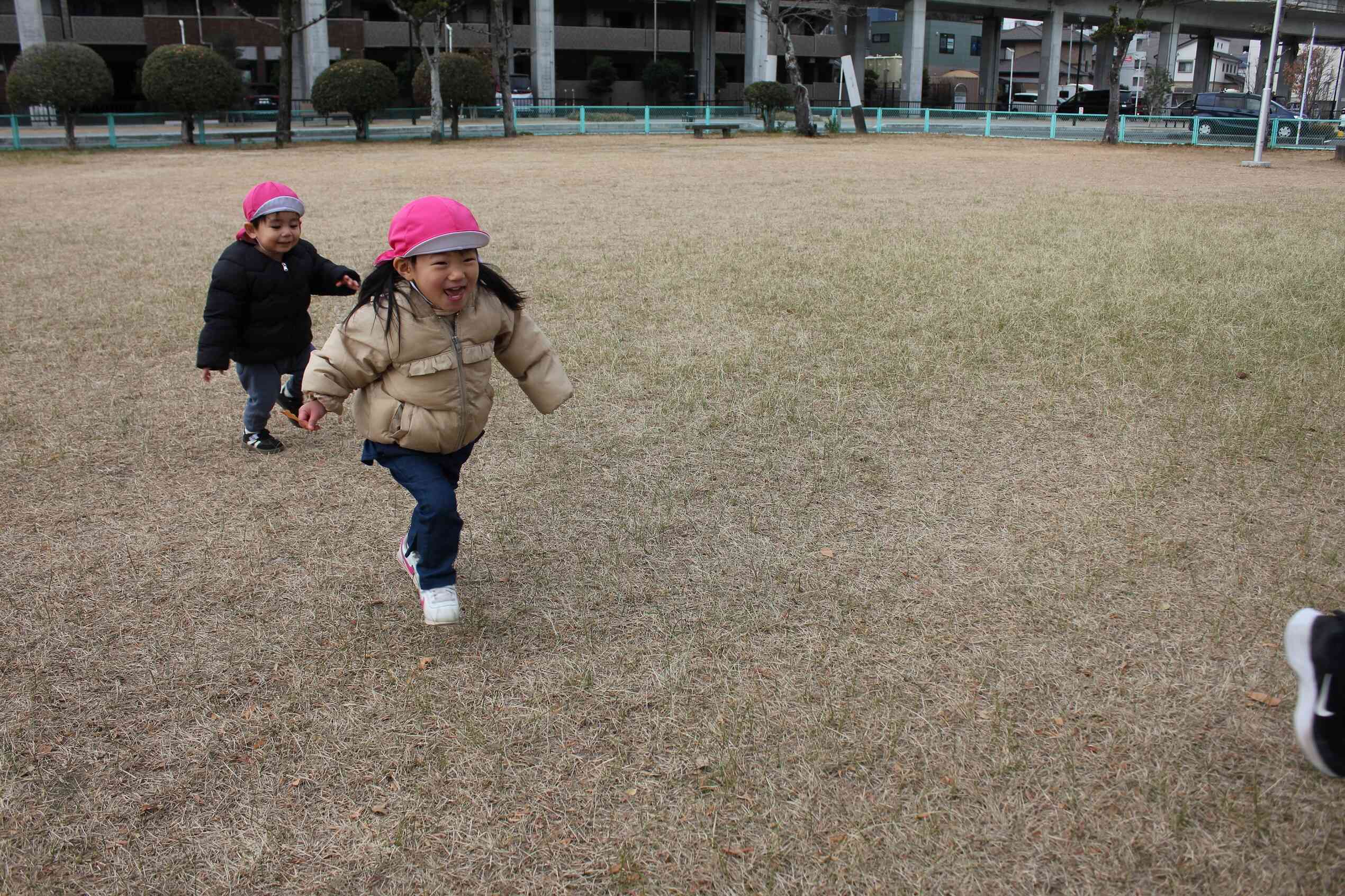 きゃ～！！にげろ～！！