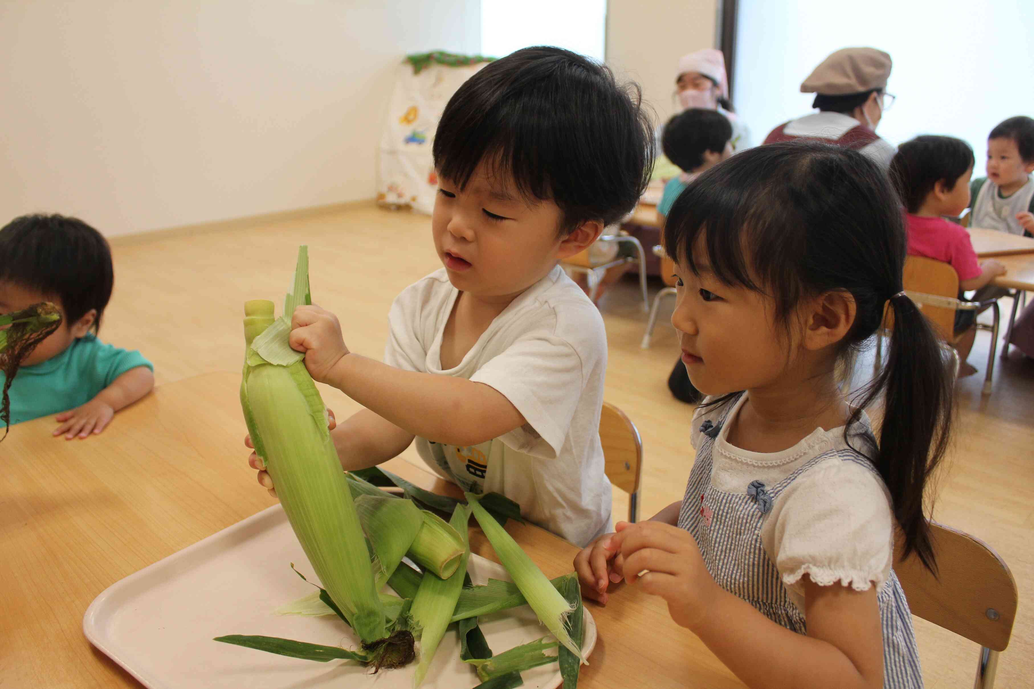 ６月食育：トウモロコシの皮むき