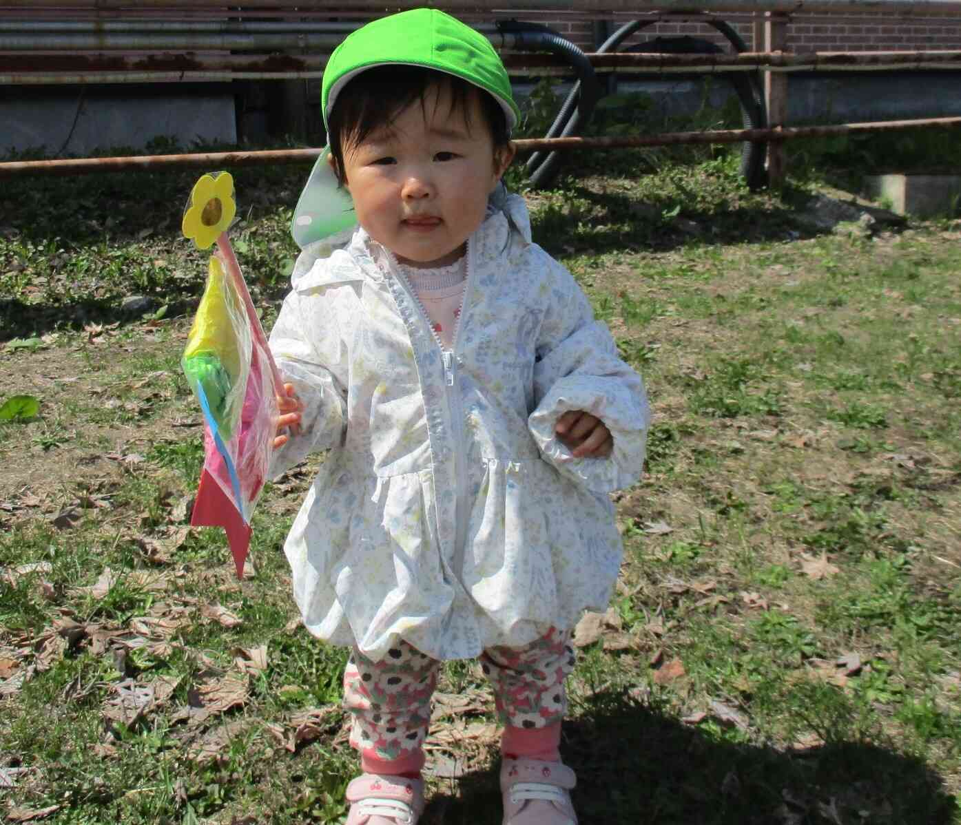 屋根より高いこいのぼり～♪保育士の「こいのぼり」の歌に合わせて手に持ったこいのぼりを振っていましたよ♪