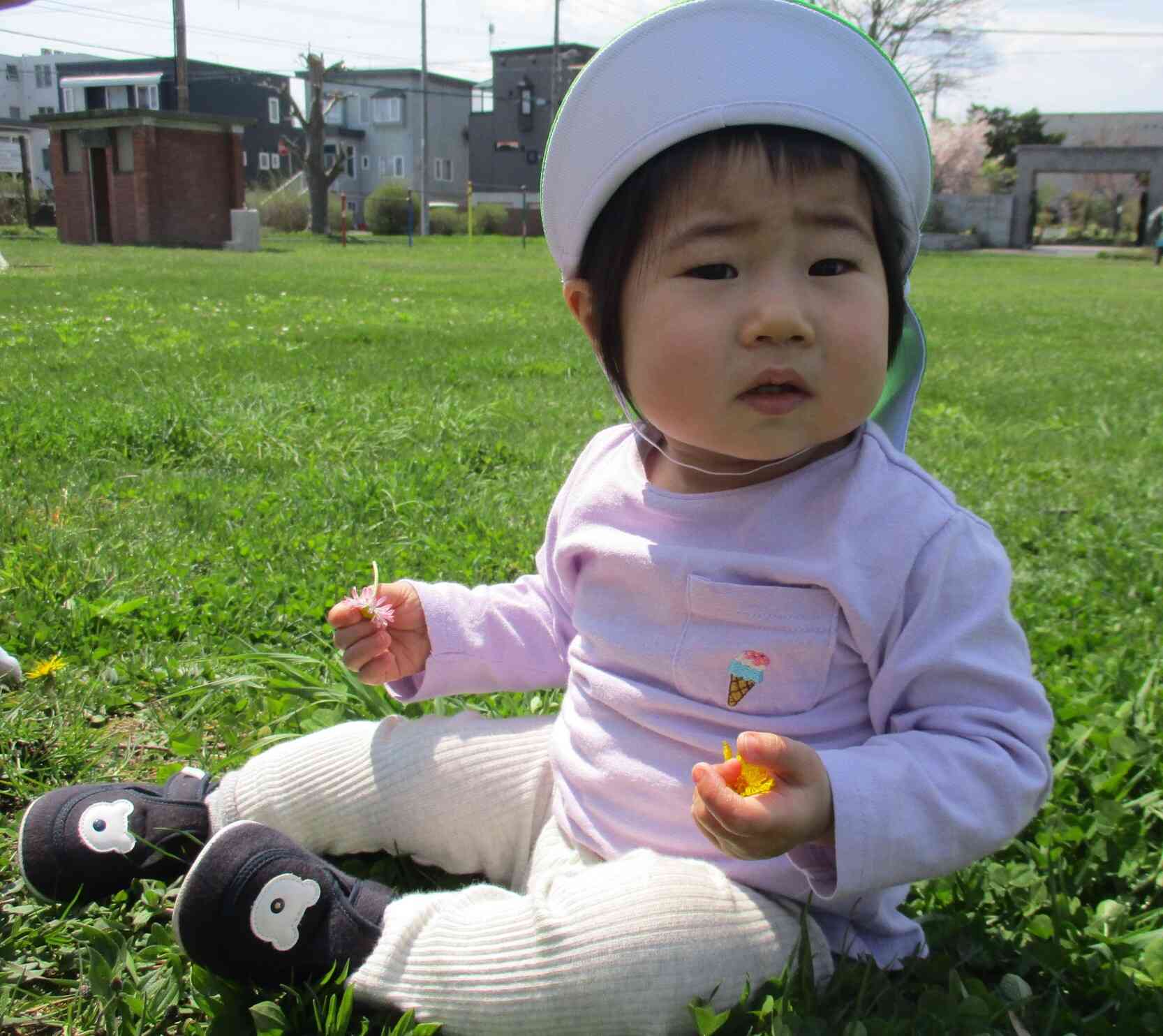 小さな両手で「ギュッ」と握っているのは、かわいいお花。いつまでも大切に握りしめていましたよ♪これからの季節、たくさんの自然物に触れながらおもいっきり遊べそうな予感を感じさせてくれる子どもたちです！