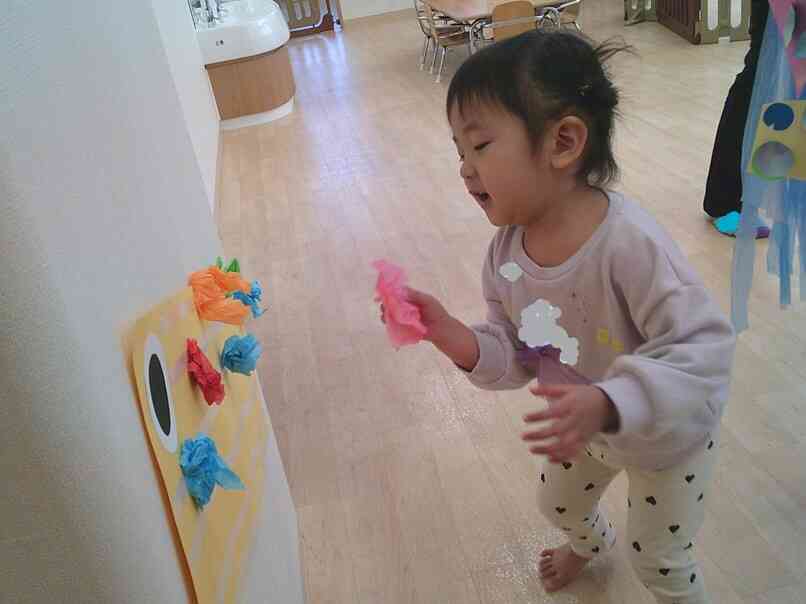 自分の順番がくると嬉しくて仕方がない様子♪ニコニコ笑顔でこいのぼりに貼っていました！