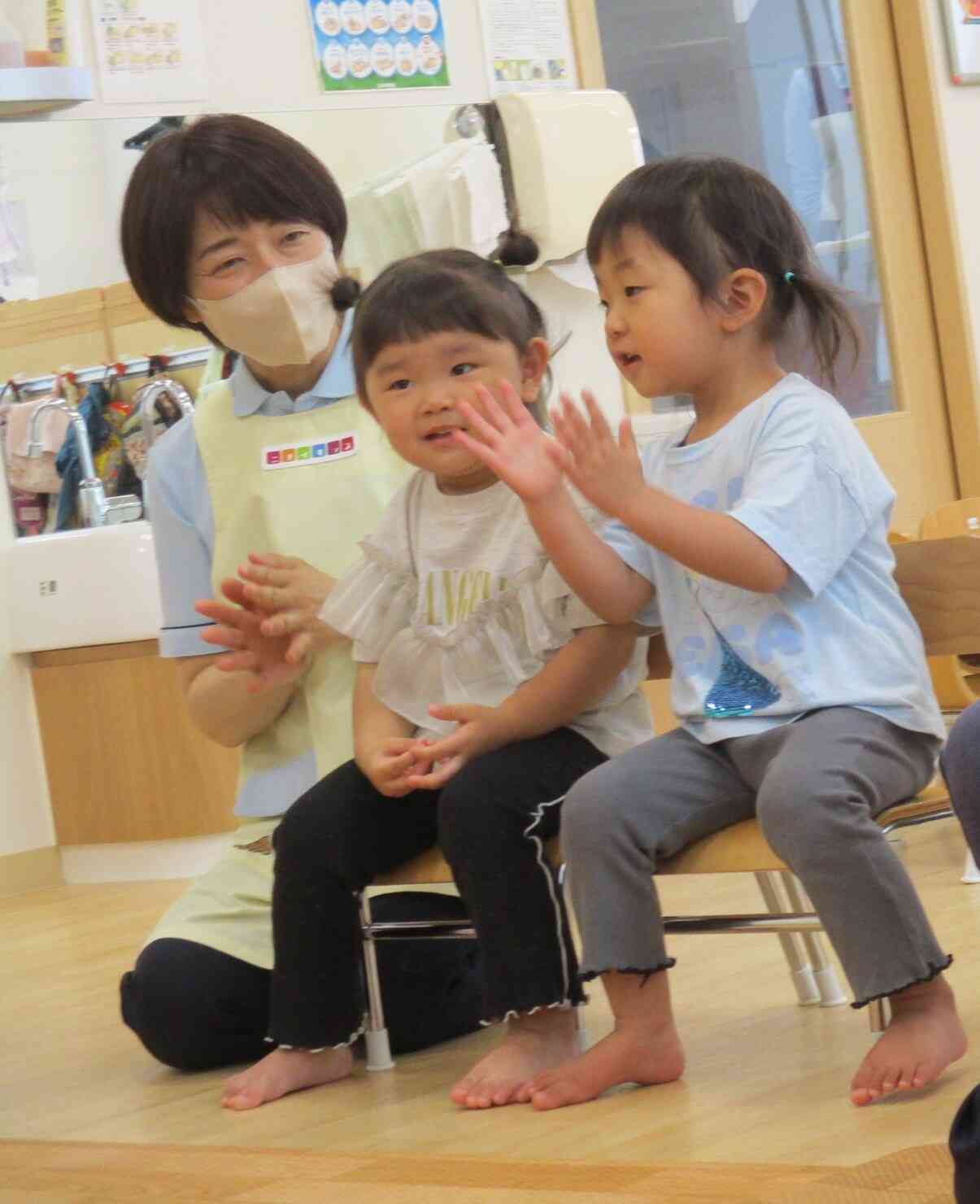 「わたしゃおんがくか～♪」と手拍子しながら「やまのおんがくか」の歌を楽しそうに歌っていました！