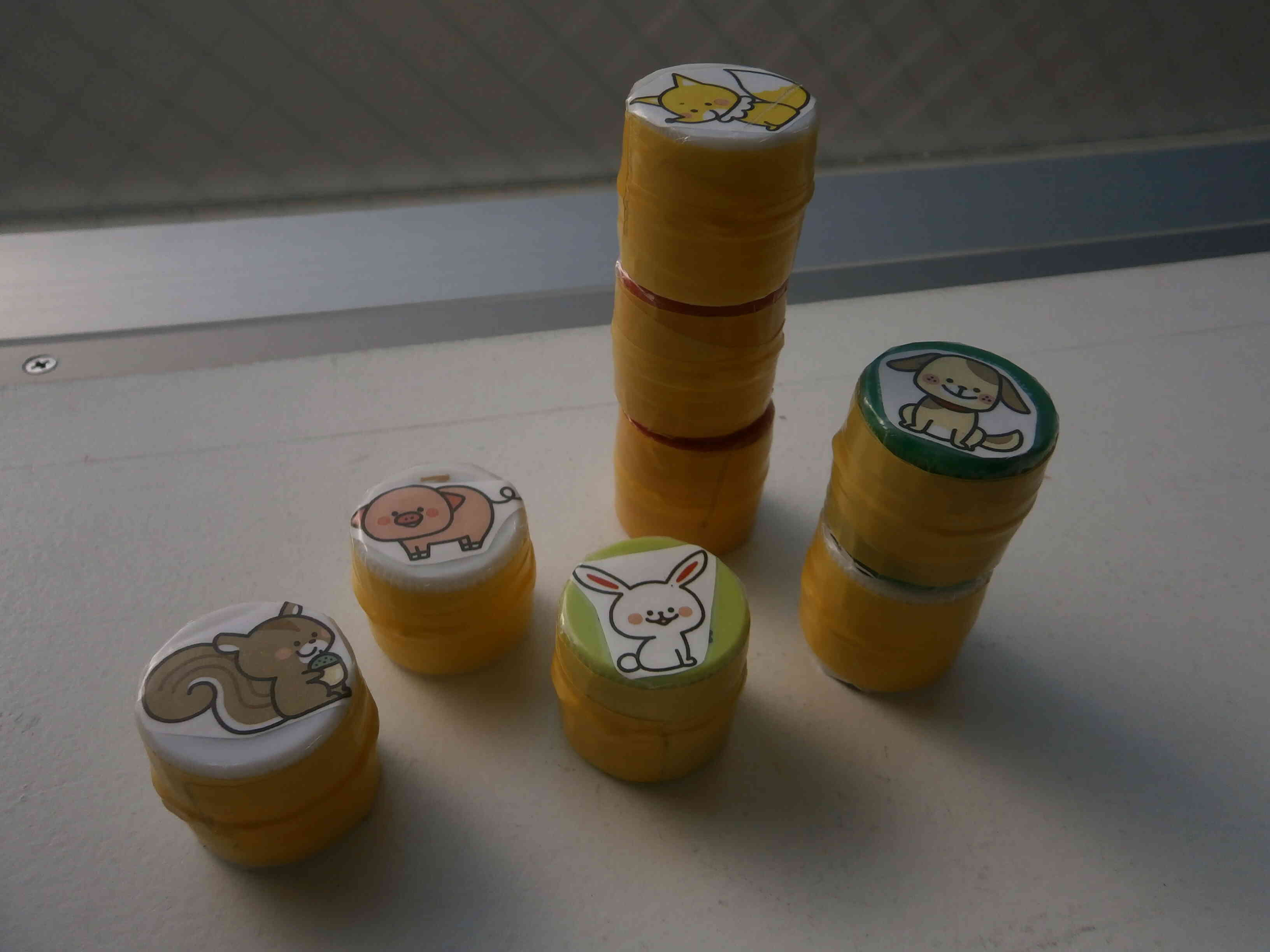 キャップを使って中に磁石を入れて作った玩具は、高く積み重ねたり、長く繋げたりと楽しんでいます♪