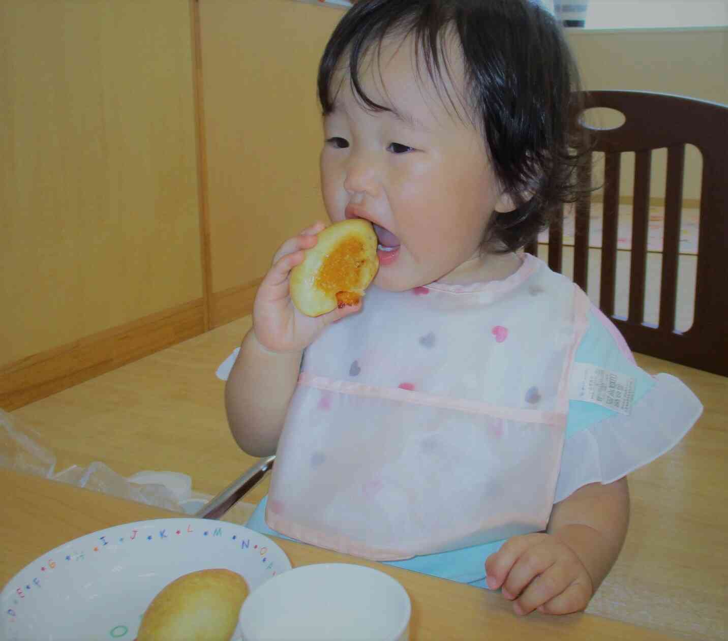 わたしも「いただきまーす」と大きなお口でパクッ！
