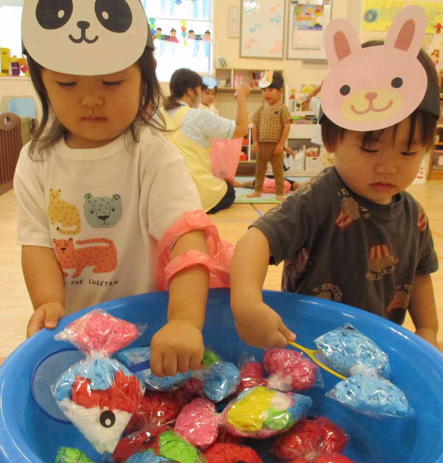 真剣な表情でお魚をすくっています！