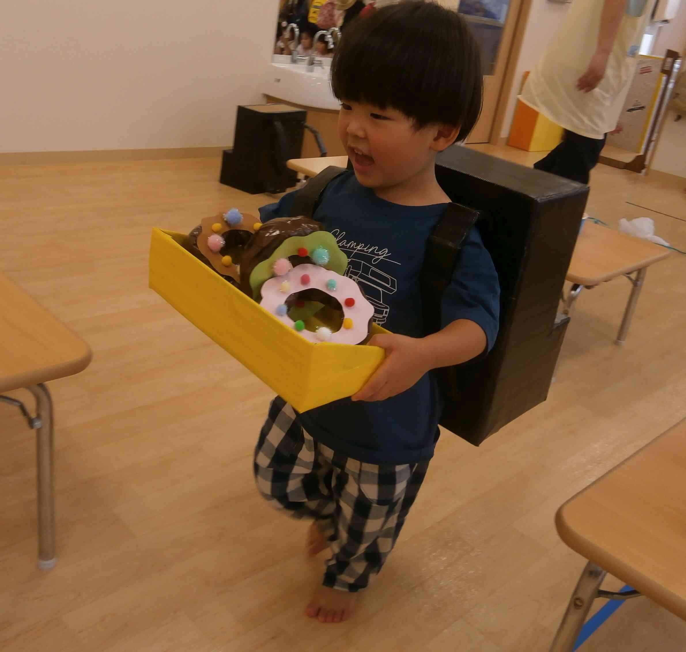 「ぼくはドーナツをはいたつするよ」