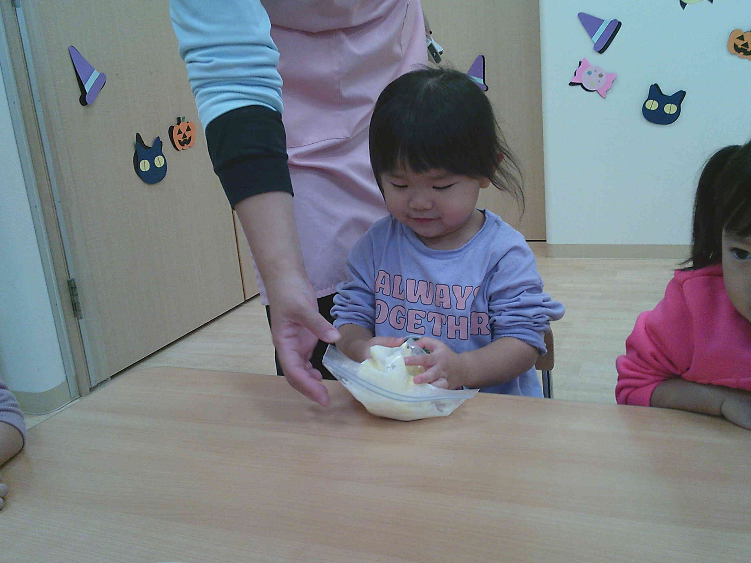 「おいしくなーれ」とおまじないをかけながら生地をこねていましたよ！