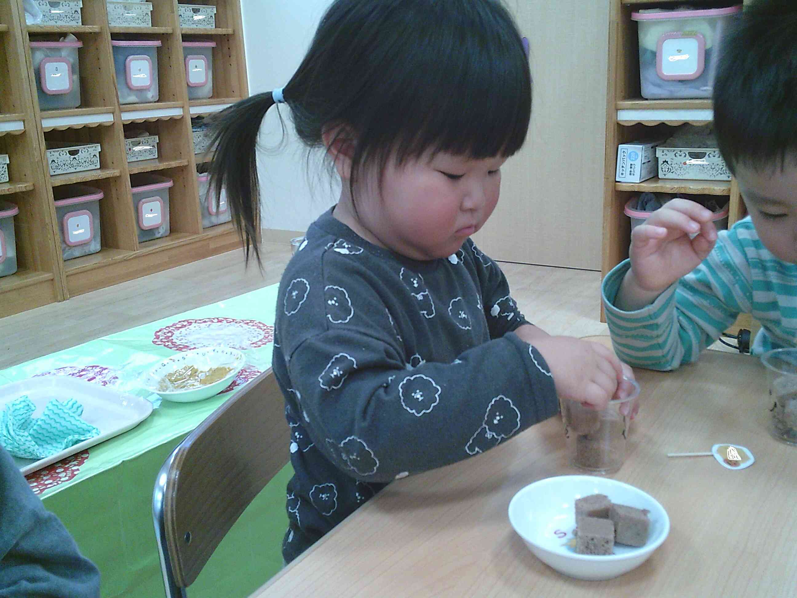 優しくつまんでひとつずつ丁寧にカップにいれていました!