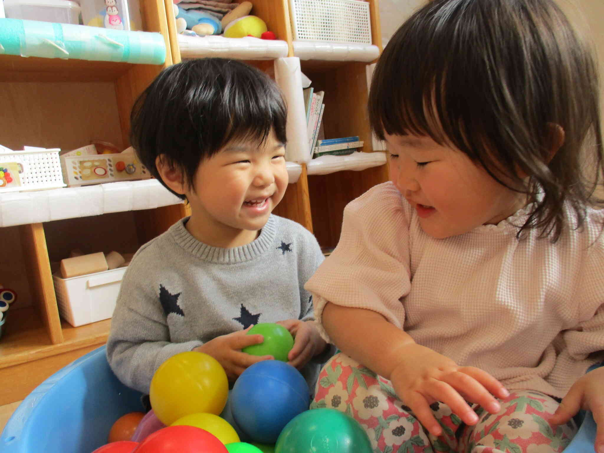 おともだちといっしょってたのしいね！