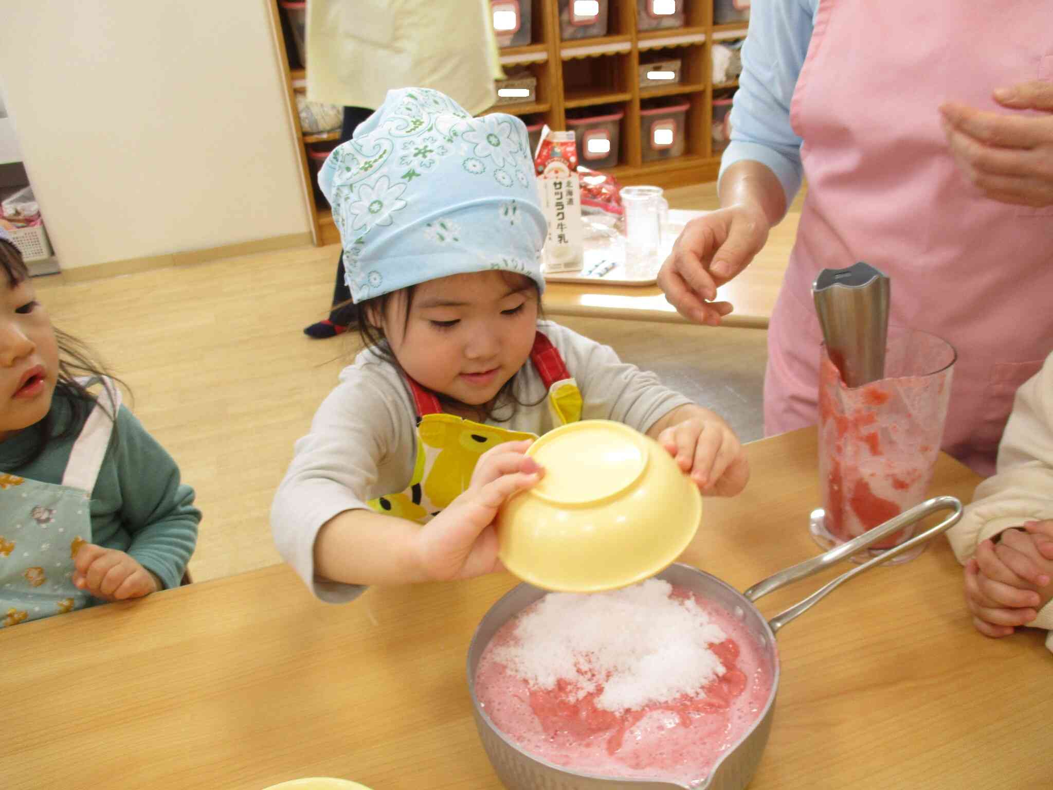 寒天と砂糖を入れて混ぜています