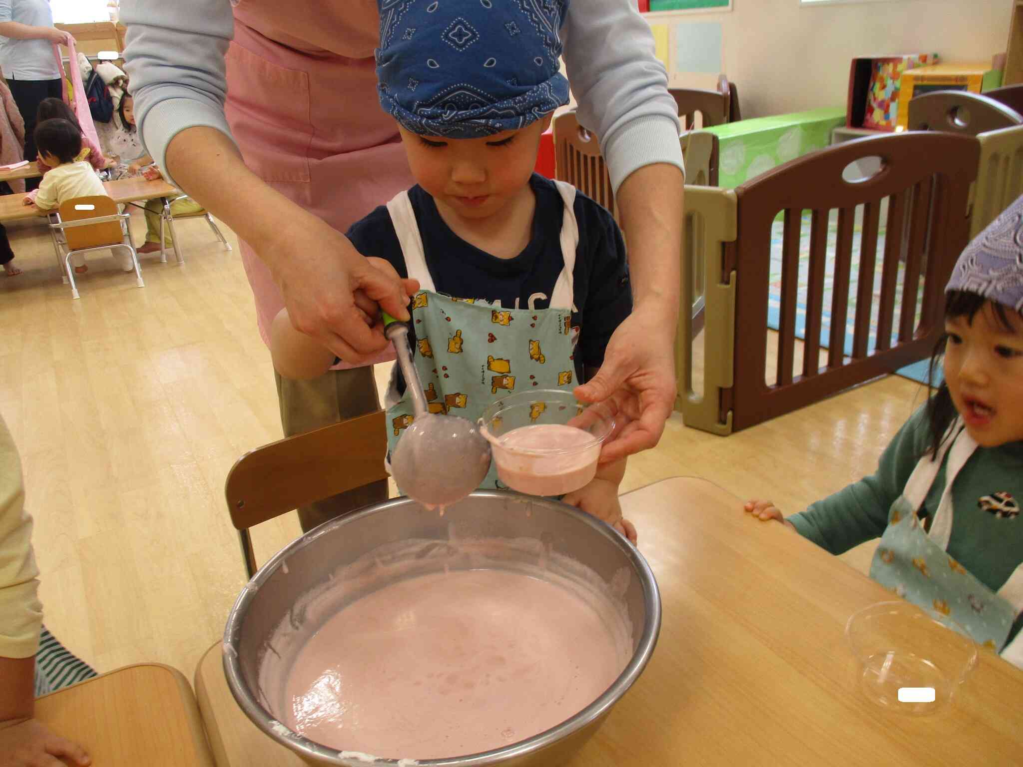 お玉で慎重にそーっと入れていましたよ