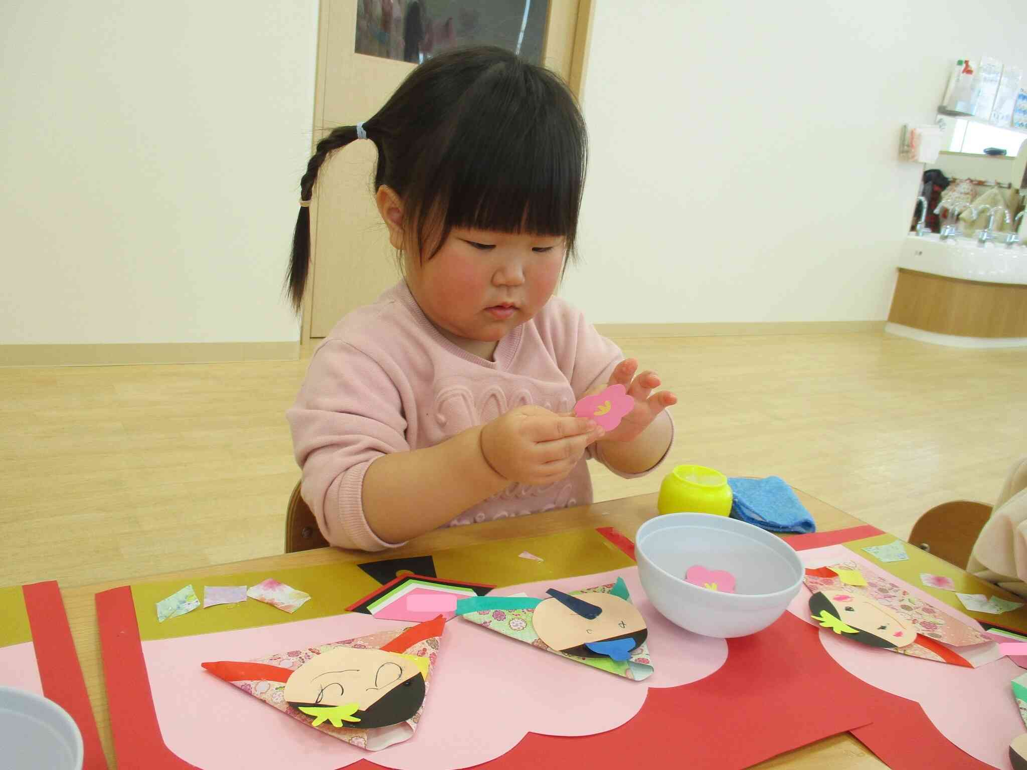 このお花はどこに貼ろうかな？