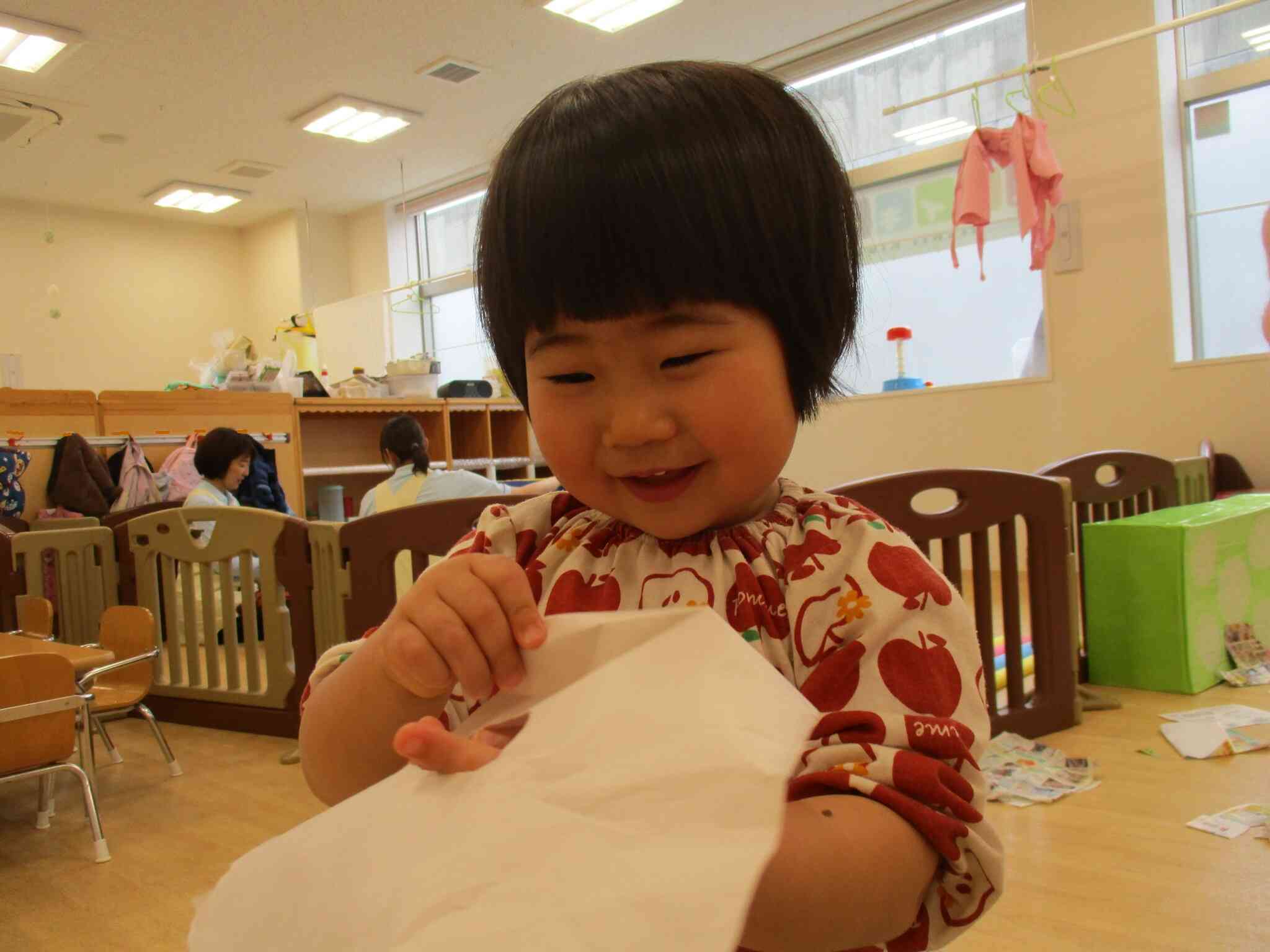 チラシあそび　２歳児うさぎ組