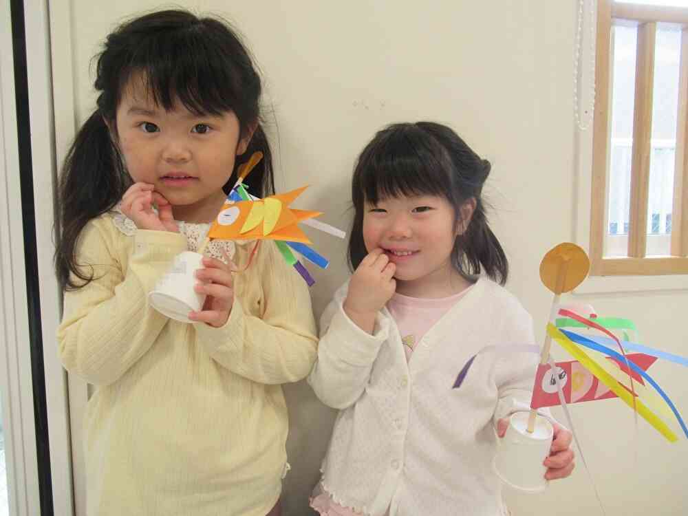 3歳児はのりを使った製作に挑戦しました！