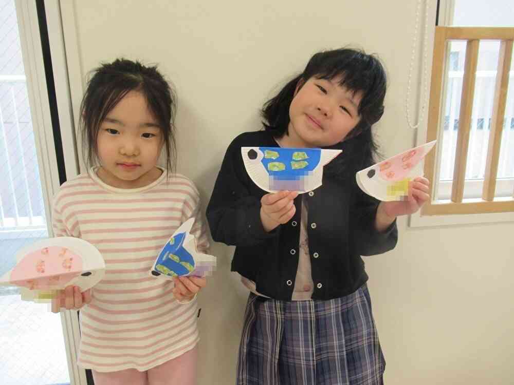 5歳児さんはハサミで目やウロコを切りました