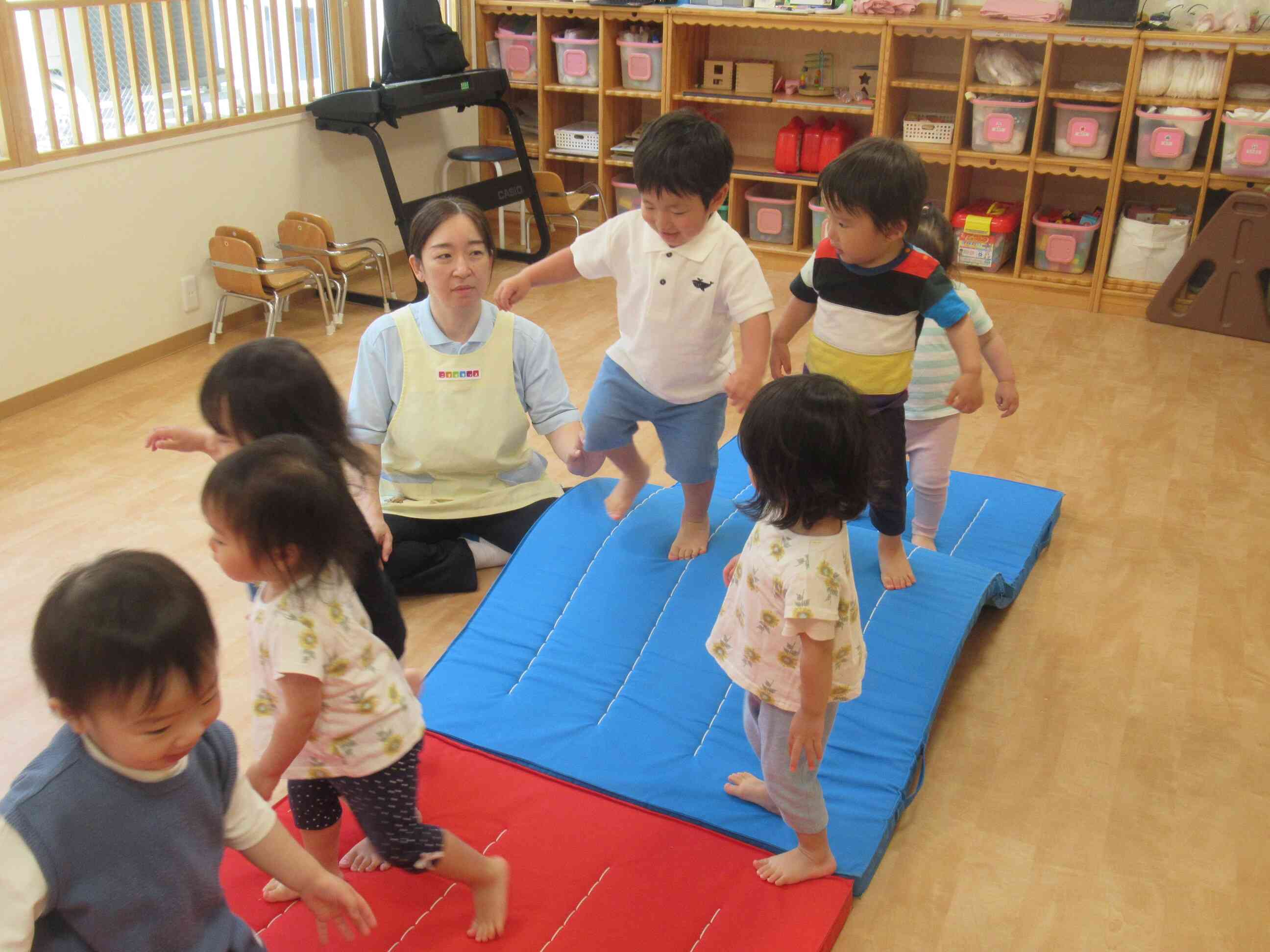 お部屋を広くして運動遊びも行っています。