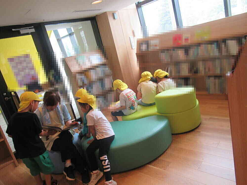静かに絵本を読んでいます。