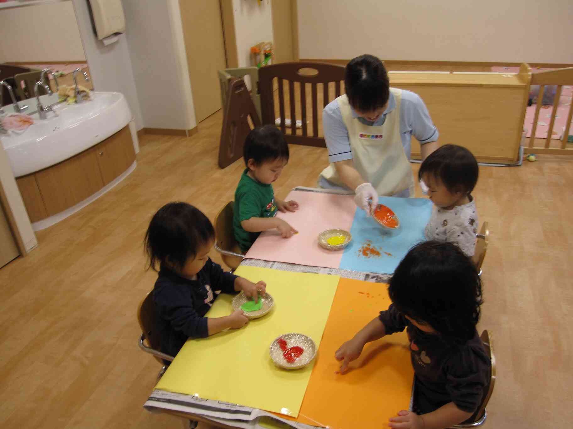 大きな紙を使ってダイナミックに色をつけるよ♪