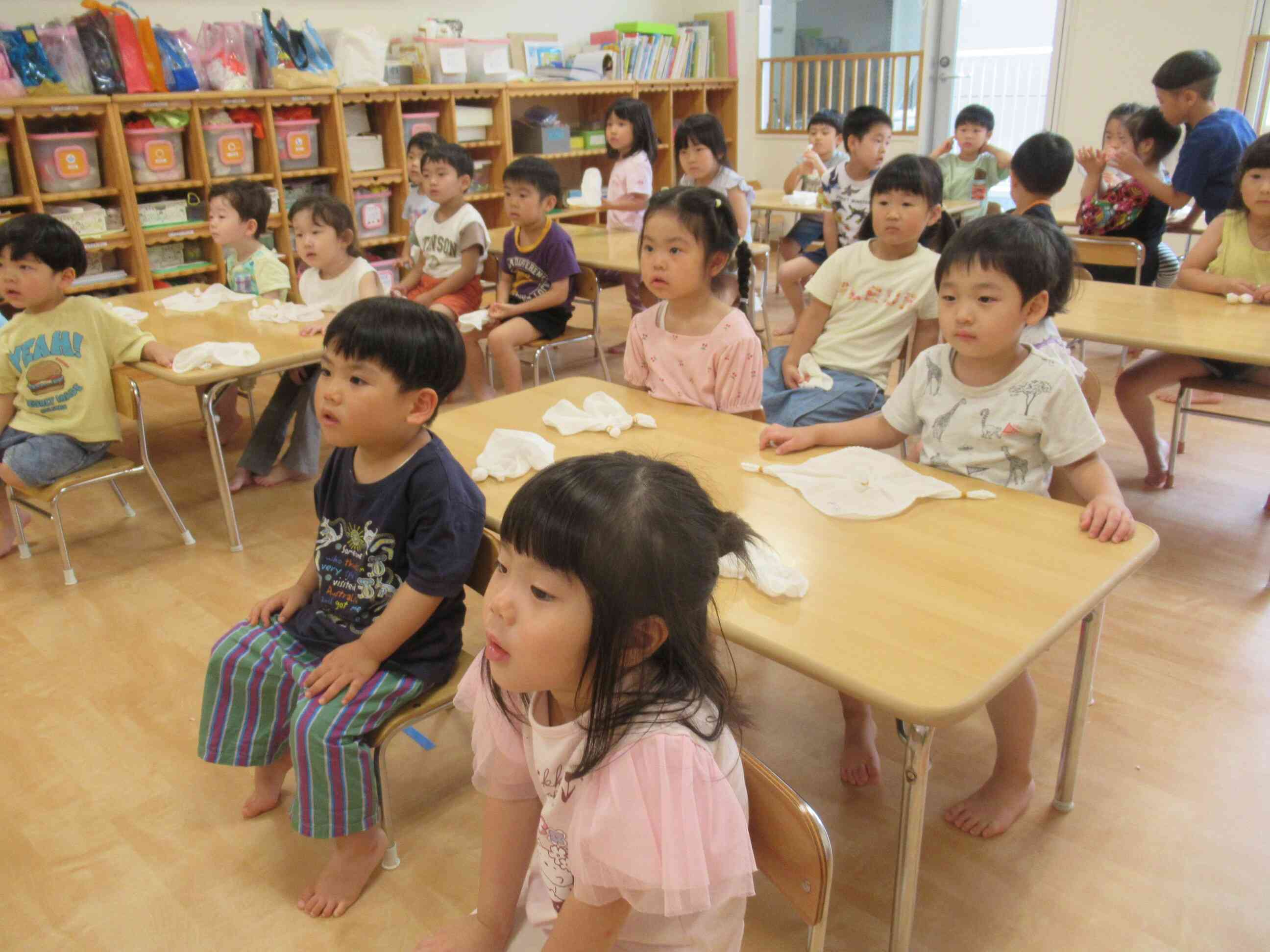 真剣に説明を聞きます