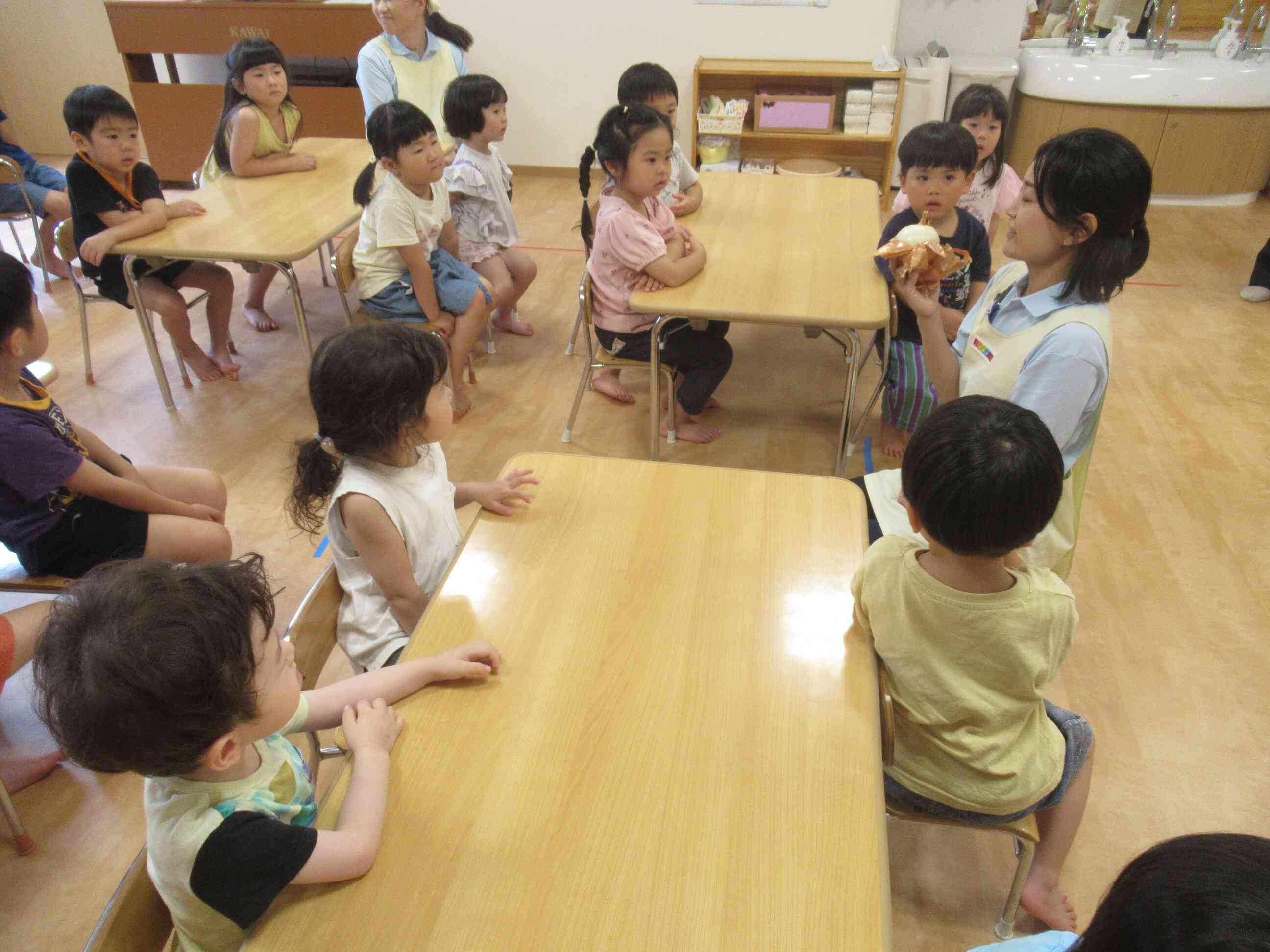 玉ねぎの皮で染め物をしますよ～