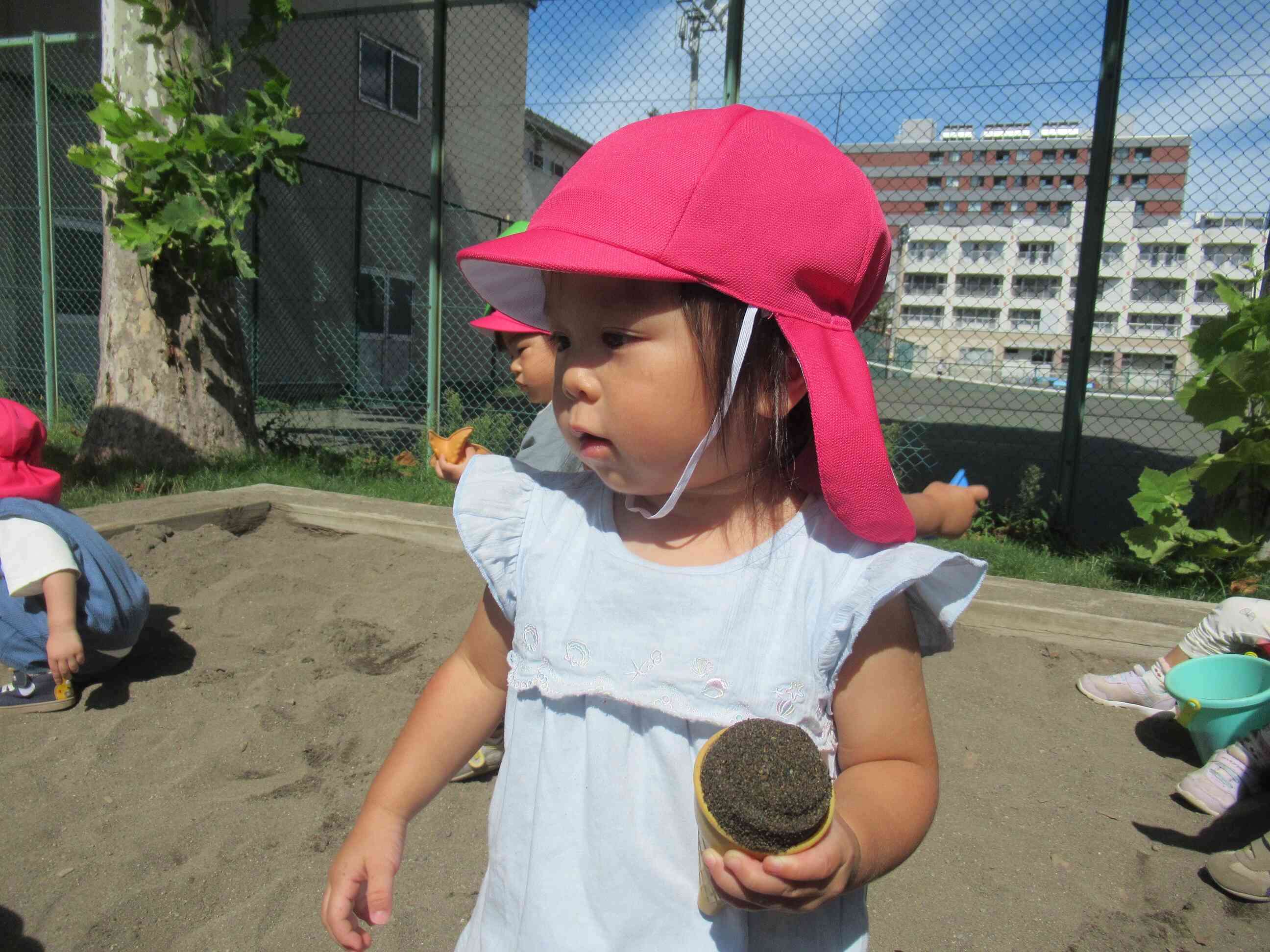 色々な型に砂を入れたり…