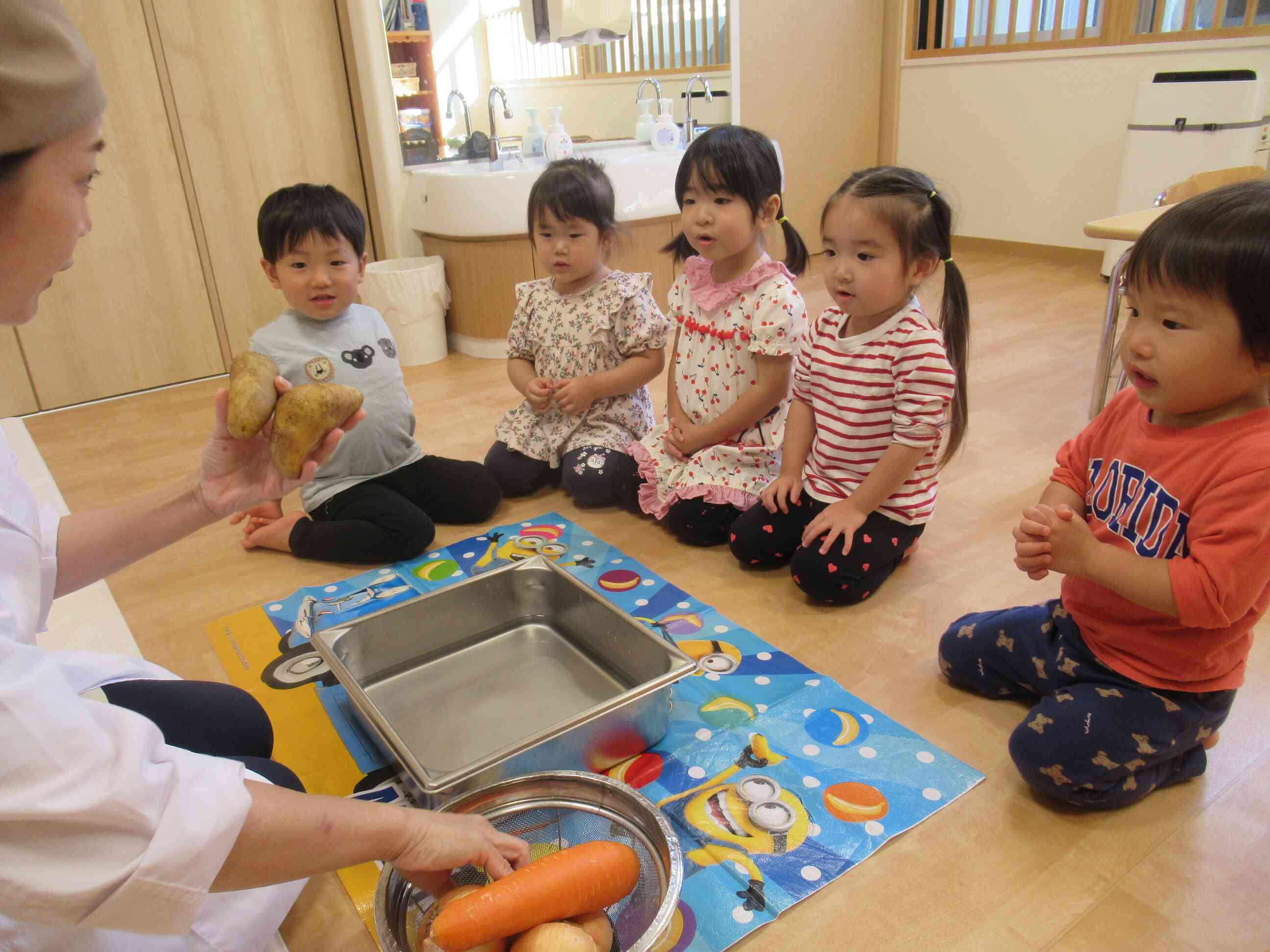 「おいもはね…土の中から収穫するから土がいっぱいついているんですよ」