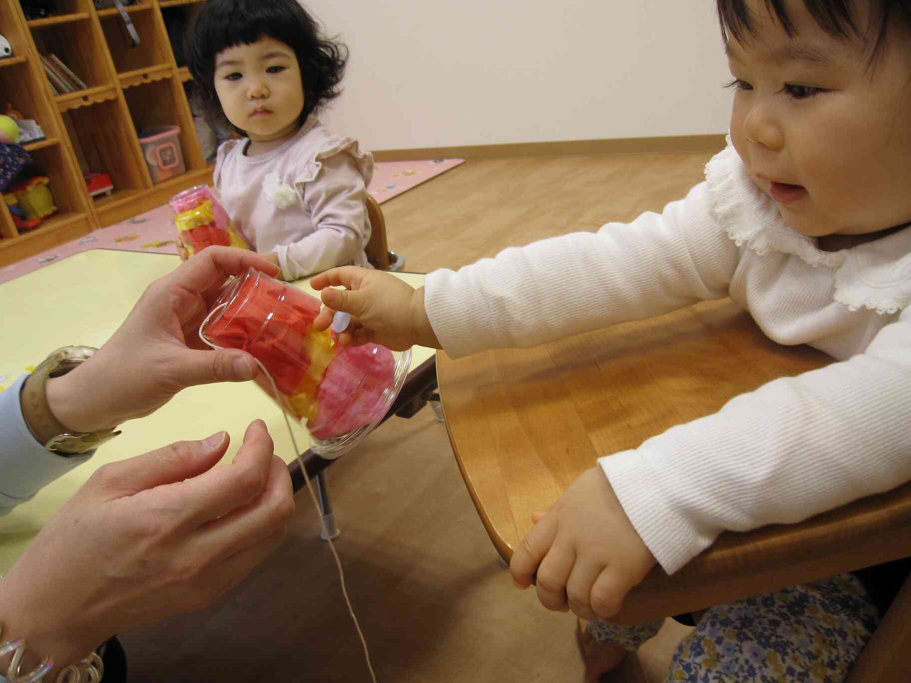 シールで目を貼りました