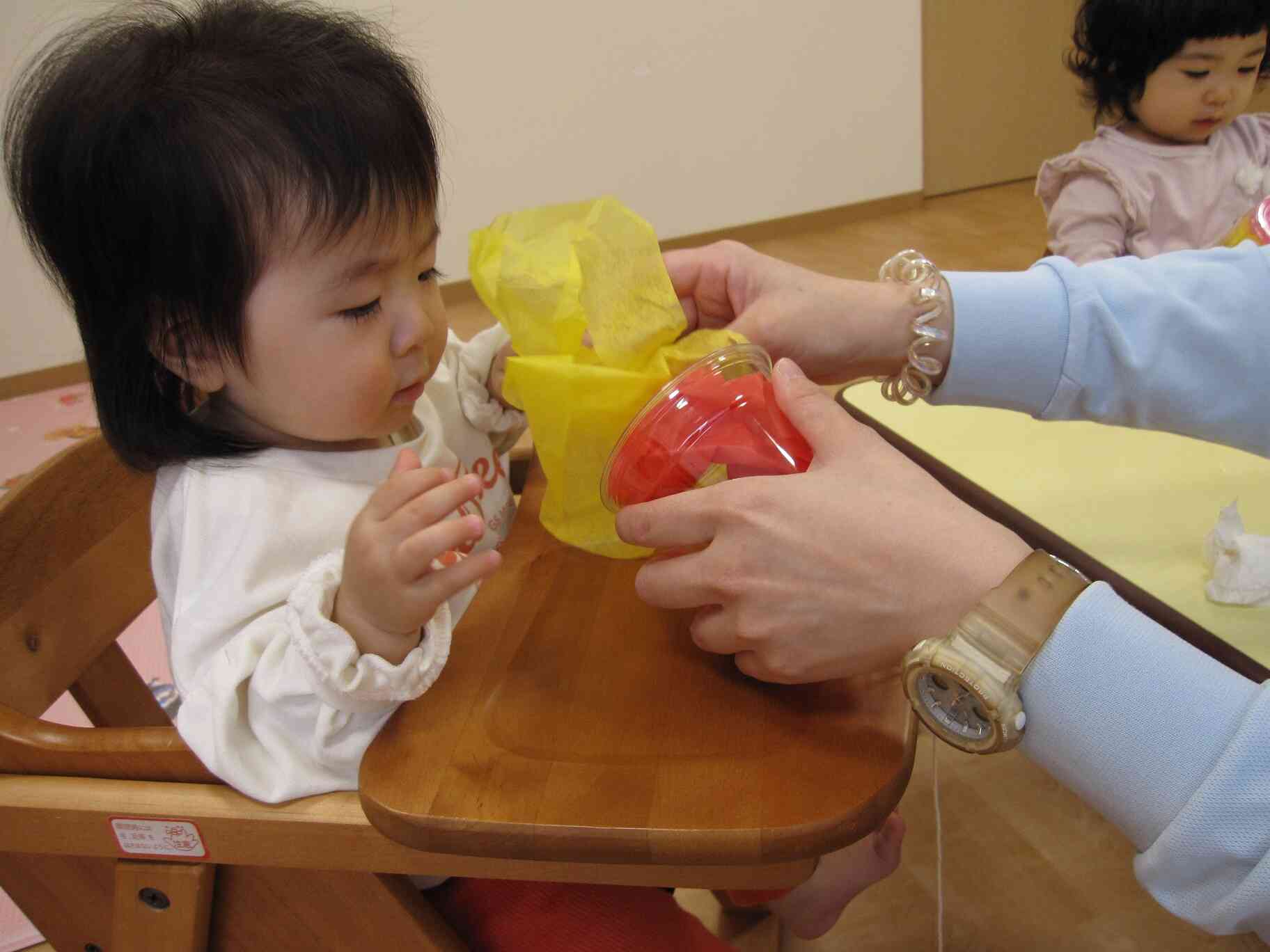 クシャクシャにした紙を先生と一緒にカップに入れました。