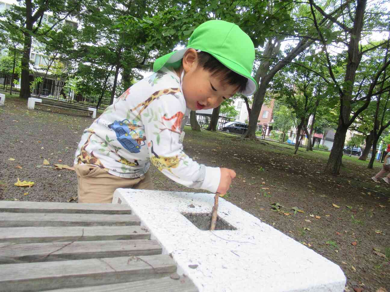 まぜまぜ・・・穴にどんぐりを入れてお料理しているよ