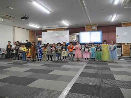 お菓子のお礼に歌のプレゼントをしました♪