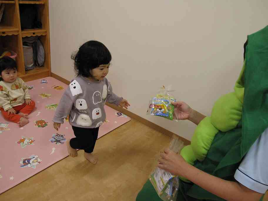 保育園の中でも…　　　なんだろう？　何かきたよー！