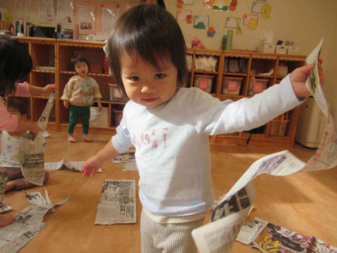 新聞紙をちぎって決めポーズ♪