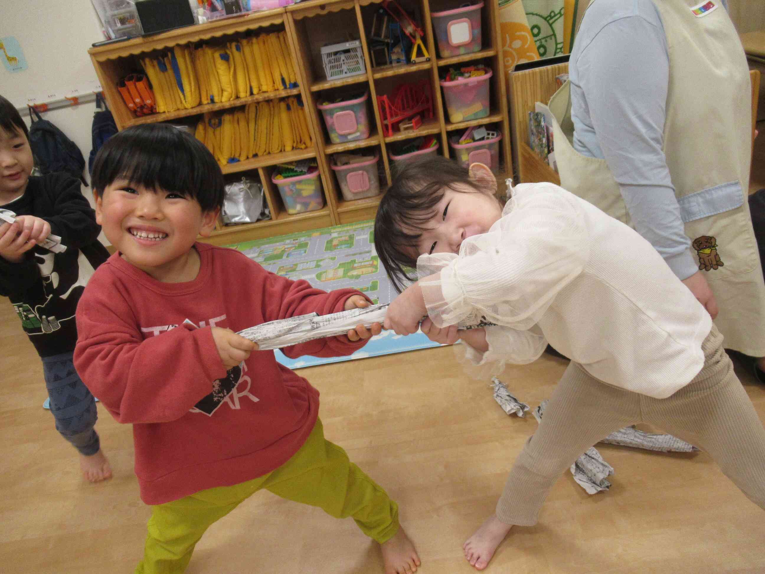 幼児クラスみんなで新聞遊び！